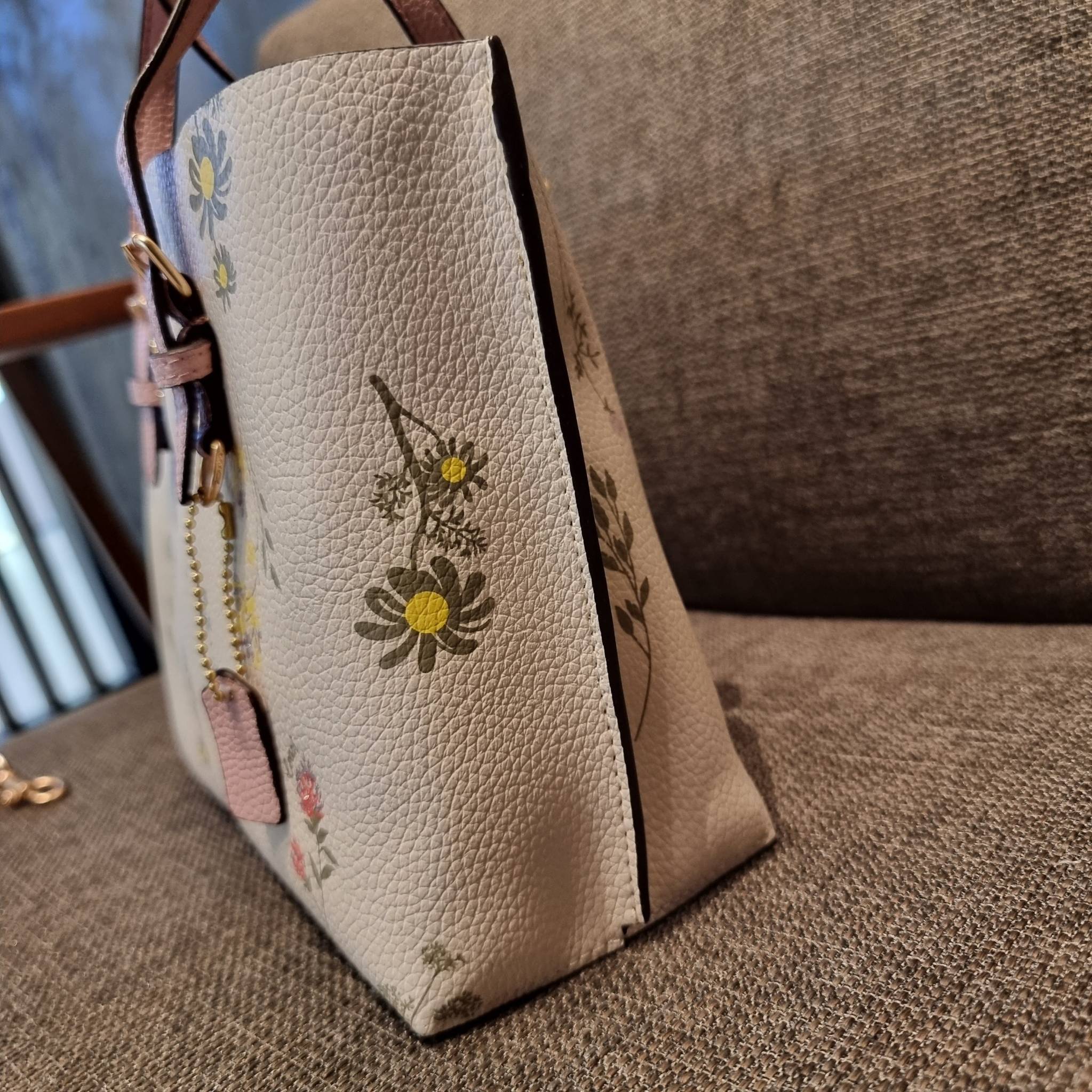 COACH C4084 MOLLIE TOTE 25 WITH SPACED WILDFLOWER PRINT ดีไซน์ใหม่ล่าสุด กระเป๋าโท้ทไซส์เล็กที่สาวๆต่างก็ต้องปักใจรัก รอบนี้น้องถูกเติมแต่งลวดลายดอกไม้ เพิ่มดีเทลความน่าใช้ไปอีก วัสดุหนัง pepble เรียบหรูดูดีม้าก!! ภายในโล่งกว้าง มีช่องซิปกลางใส่ของได้ ขนา