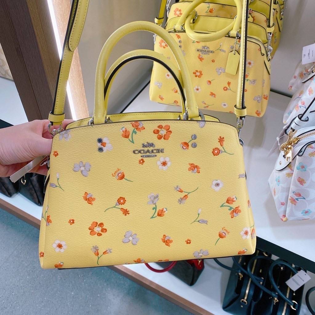 COACH C8216 MINI LILLIE CARRYALL WITH MYSTICAL FLORAL PRINT สีใหม่ล่าสุด กับรุ่นที่สุดของความขายดี คอลยอดฮิตในลวดลายสุดชิค กระเป๋าสะพายทรงสวย ที่ดีไซน์ออกมาให้ใช้งานง่าย สะดวก สวย หรู ดูดี!! วัสดุหนังแคนวาสเคลือบลาย มาพร้อมสายสะพายข้างและหูจับในตัว ถอดออก