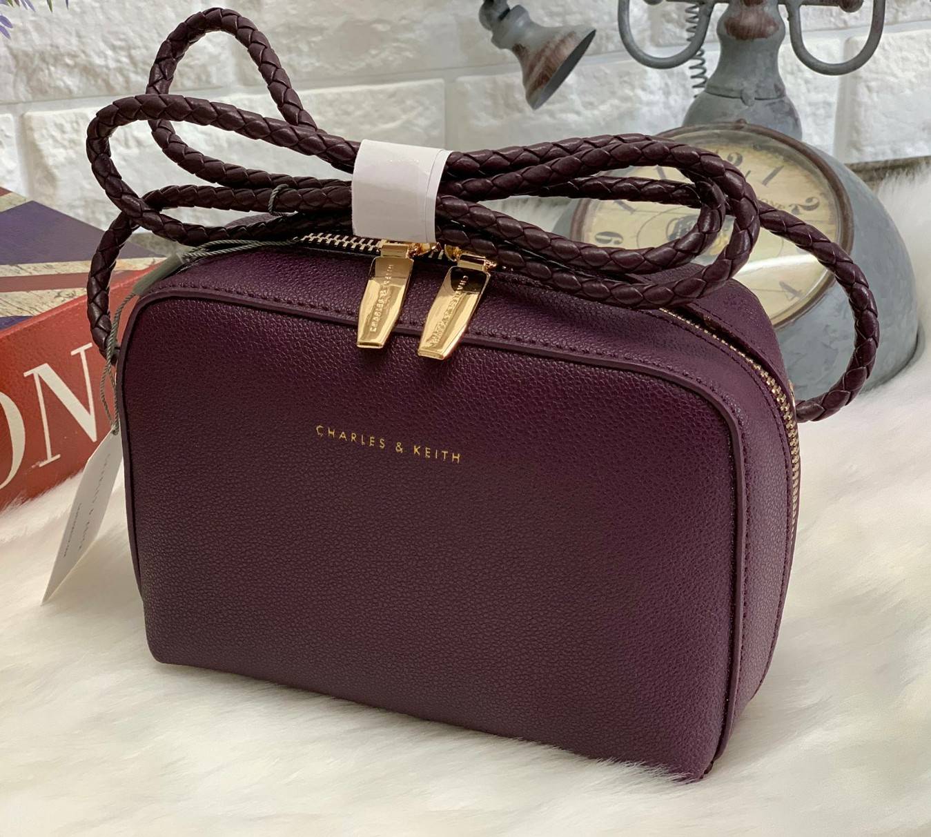 CHARLES & KEITH METAL PUSH LOCK CROSSBODY BAG รุ่นฮิตขายดีมีมาพร้อมส่งแล้วจ้า กับกระเ๋าสะพายไซส์น่ารัก วางอยู่ทรง เปิดปิดด้วย ตัวล็อกด้านหน้า ด้านในแบ่งเป็น 2 ช่องมีช่องซิปตรงกลาง จุของได้เยอะพอควรเลยค่ะ ใส่ iPhone plus ได้สบายๆ และของจุกจิกที่จำเป็น รุ่น