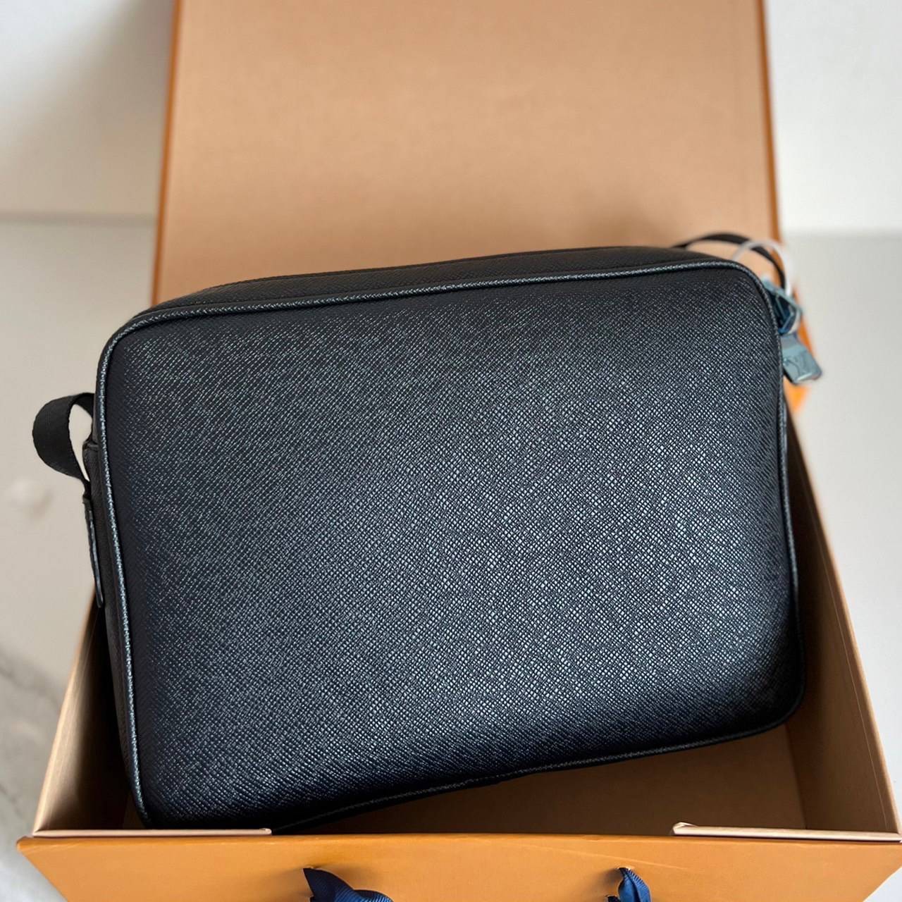 หนังแท้ Louis Vuitton taigarama outdoor messenger man bag ภาพถ่ายจากงานขายจริง