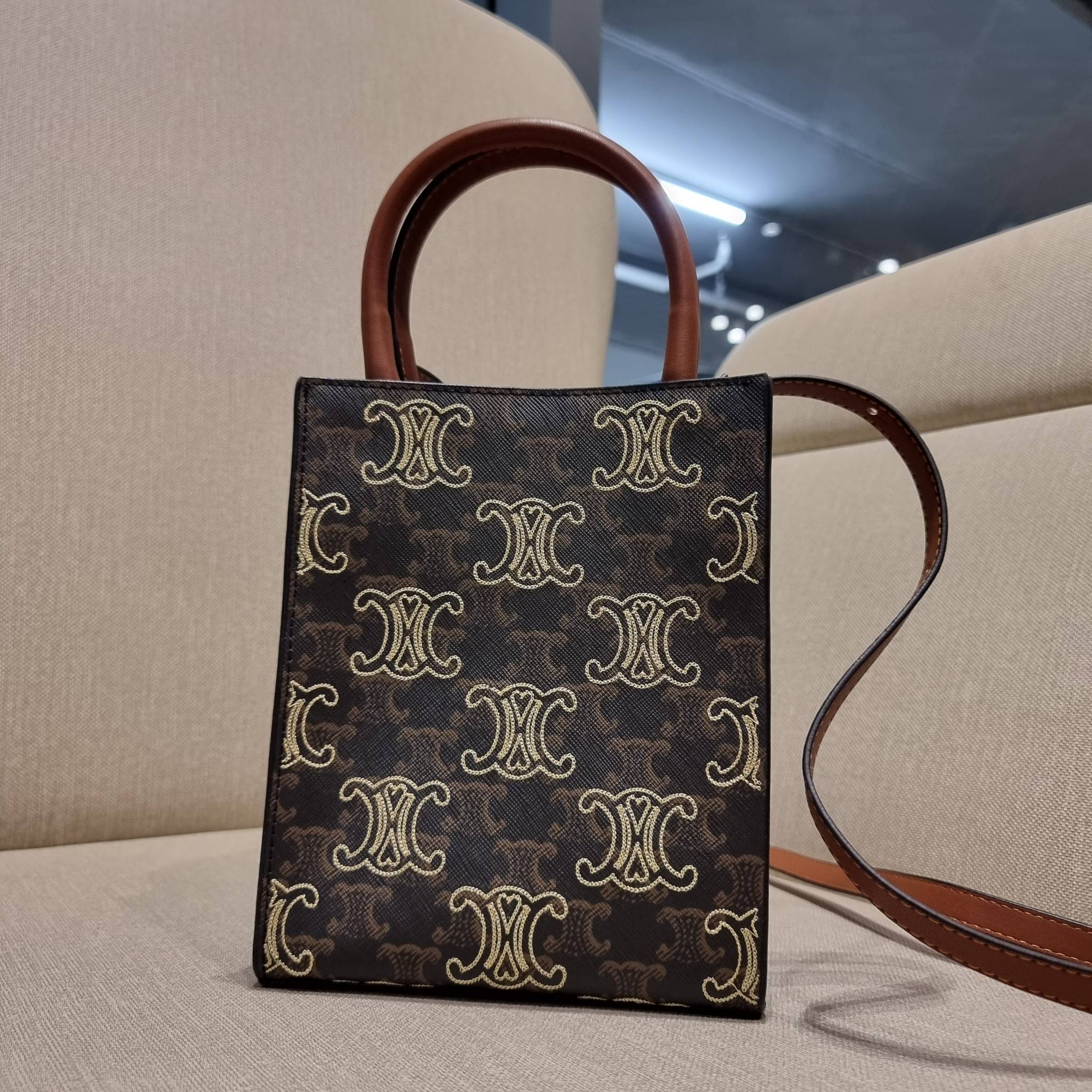 VIP 🥂 CELINE MINI VERTICAL CABAS IN TRIOMPHE CANVAS WITH TRIOMPHE HEART EMBROIDERY ใหม่พร้อมเสิร์ฟ กับกระเป๋าสะพายทรงโท้ท ไซส์มินิ ขนาดกำลังสวยพอดี สะดวกพกพา โดดเด่นด้วยโลโก้ลายปัก ดีเทลเดินด้ายรูปหัวใจ เพิ่มดีเทลความแพงไปอีก วัสดุหนังแคนวาส มีหูจ