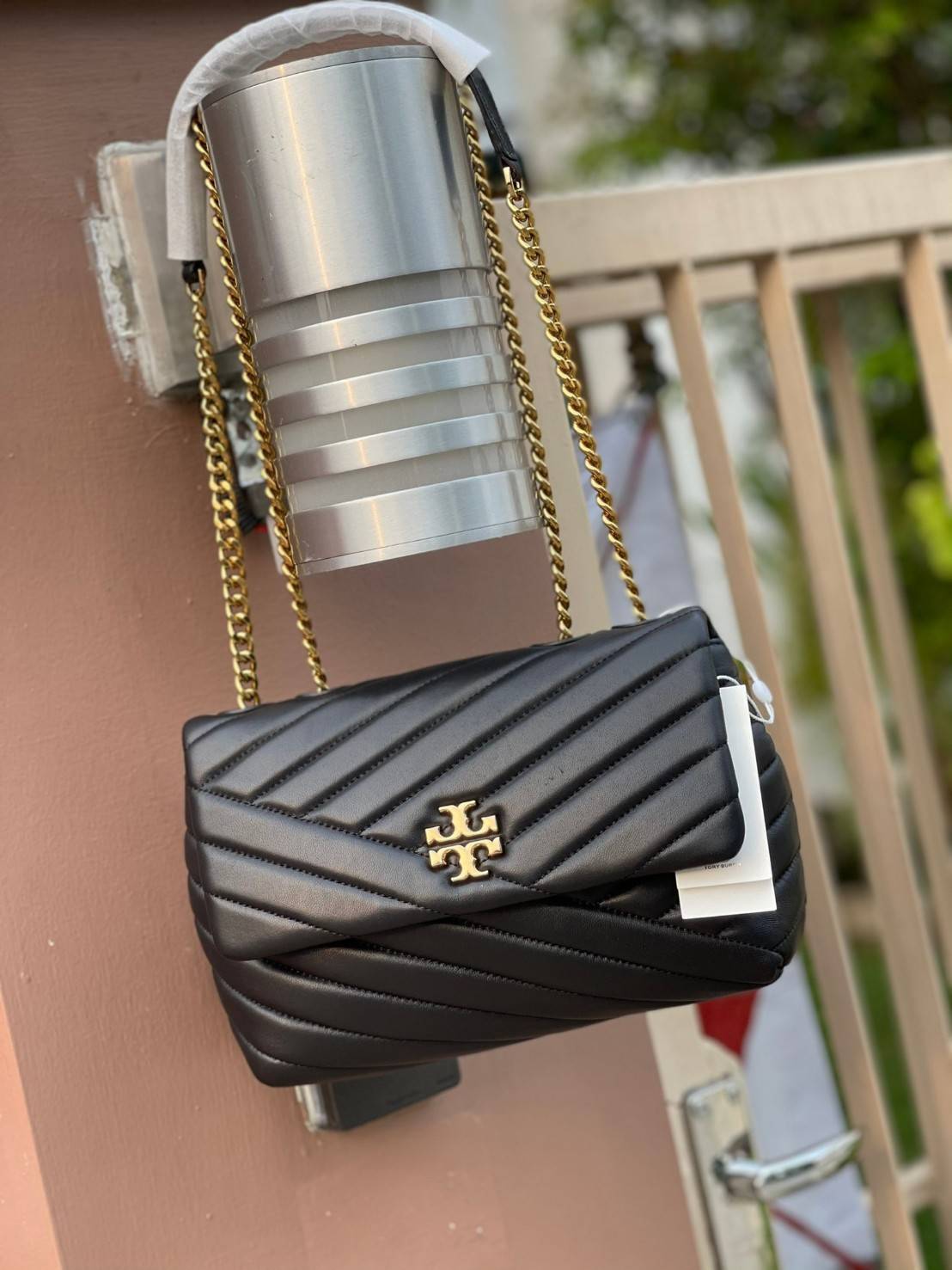 Tory Burch Kira Chevron Small Convertible Shoulder Bag เป็นกระเป๋าที่ใช้ในการออกงานสำคัญหรือวันที่มีปาร์ตี้สังสรรค์ คุณควรเลือกใช้กระเป๋าที่มีดีไซน์สะดุดตา