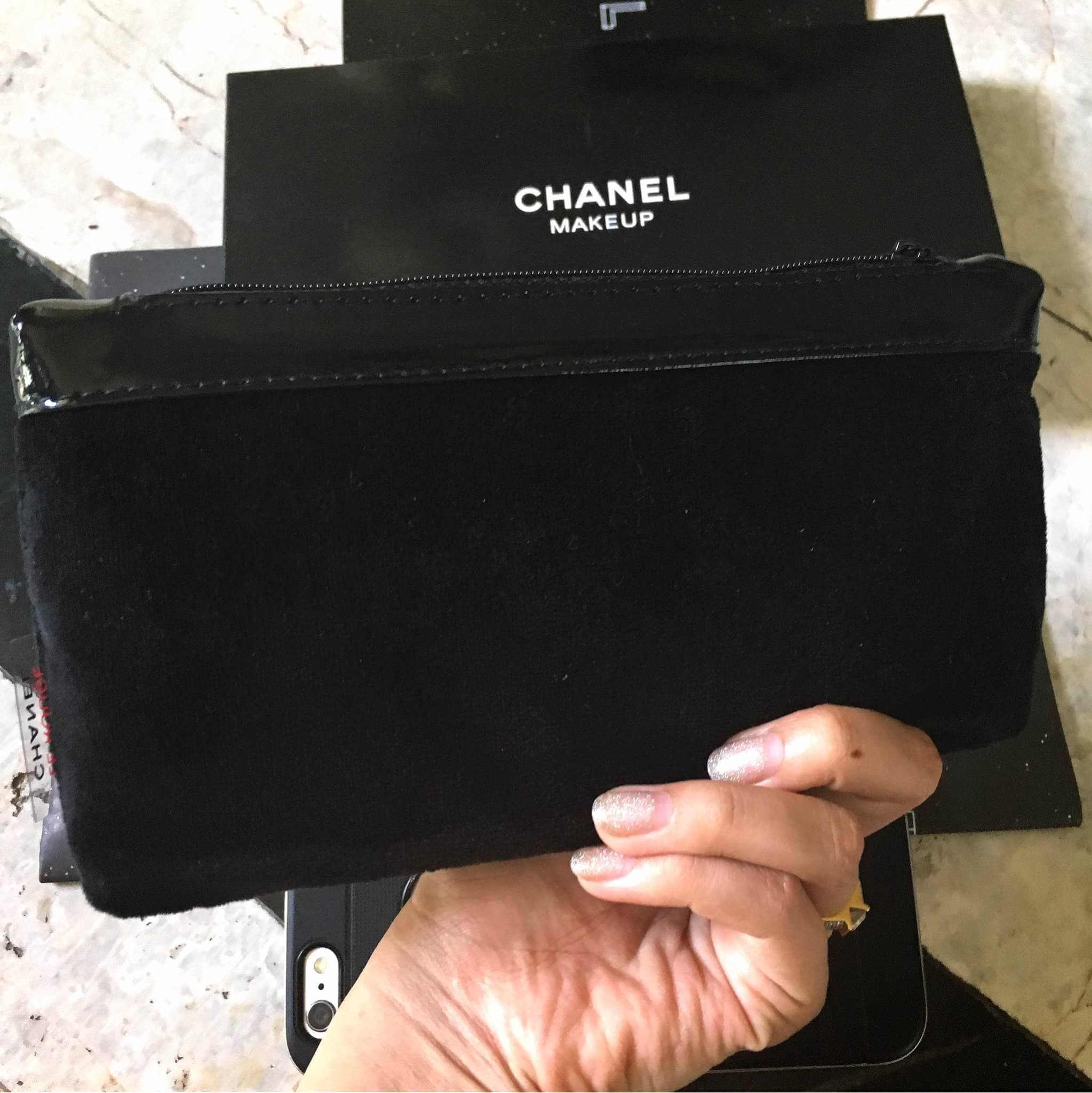 กลับมาอีกครั้งคะ! Gift set สุดหรู Chanel clucth vip gift จากเคาเตอร์แบรนด์ดัง เป็นกระเป๋าผ้าขนนิ่มอย่างดี เปิดปิดด้วยซิปปั้มแบรนด์ ติดโลโก้แบรนด์ด้านหน้า ขนาดกำลังดีคะ ถือแล้วสวยมากๆ ใส่มือถือได้ถึง iphone7+ หรือใส่เงิน คสอ.ได้สบายๆเลย สวยหรูมากค้า ให้เป็