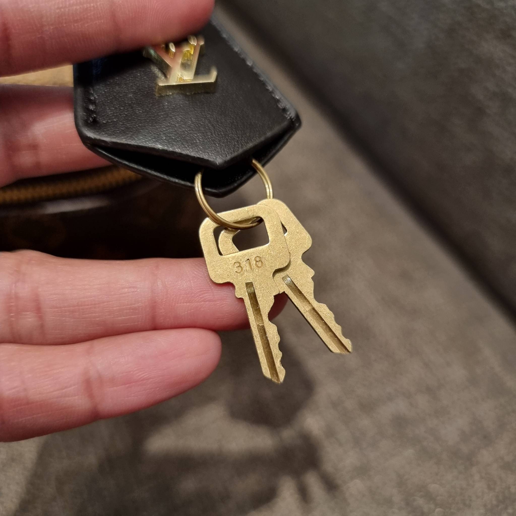 LV EXCLUSIVE VIP COSMETICS GIFT BOX กระเป๋าถือ/สะพาย สวยอยู่ทรง มาพร้อม box set สุดหรู adapt ใช้เป็นกระเป๋าเก็บเครื่องสำอางค์ ถือเชิดๆ หรือสะพายเลิศๆ ไปเที่ยว ไปไหนๆก็ดูแพง!! สวยจริงจัง!! พิเศษ!! มาพร้อมแม่กุญแจล็อคครบชุด และพวงหนังห้อย คุ้มมากๆแม๊!! ทุกด