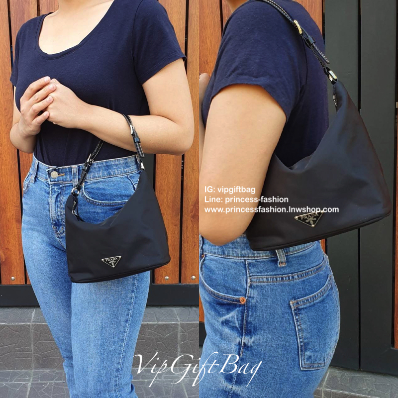 Prada Hand bag" วัสดุทำจากผ้า Nylon อย่างดี สายทำจากหนังถัก แข็งแรงทนทานสามารถปรับได้3ระดับ อะไหล่เงินปั๊มแบรนด์ ด้านหน้ามีโลโก้แบรนด์หรูหรามาก ตัวกระเป๋าเแดปิดด้วยซิป ภายในมีช่องซิปให้1ช่อง บุผ้าลายแบรนด์ทั้งผมด ทีป้ายโลหะโลโก้แบรนด์ ใส่ ipadmini กร