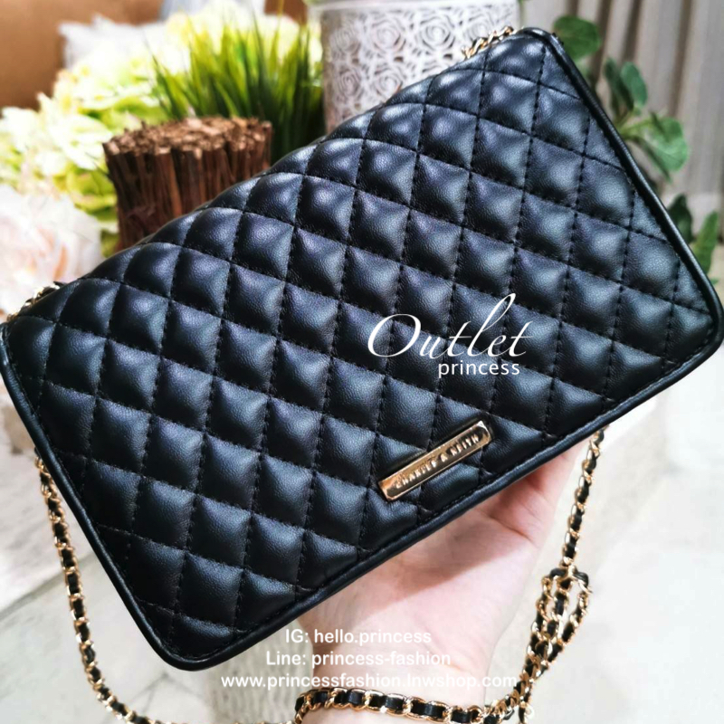 BEST SELLER! CHARLES & KIETH MINI CLUTCH BAG กระเป๋าสะพายทรงคลัชรุ่นยอดนิยมดีไซน์คลาสสิควัสดุหนังนิ่มลายตารางสวยอยู่ทรงขนาดมินิสไตล์ Chanel เปิดปิดด้วยตัวล๊อคแบบบิดอะไหล่ทอง ด้านหลังประดับโลโก้แบรนด์สวยดูดี มาพร้อมสายสะพายโซ่ร้อยหนัง Crossbody ได้สามารถซ้