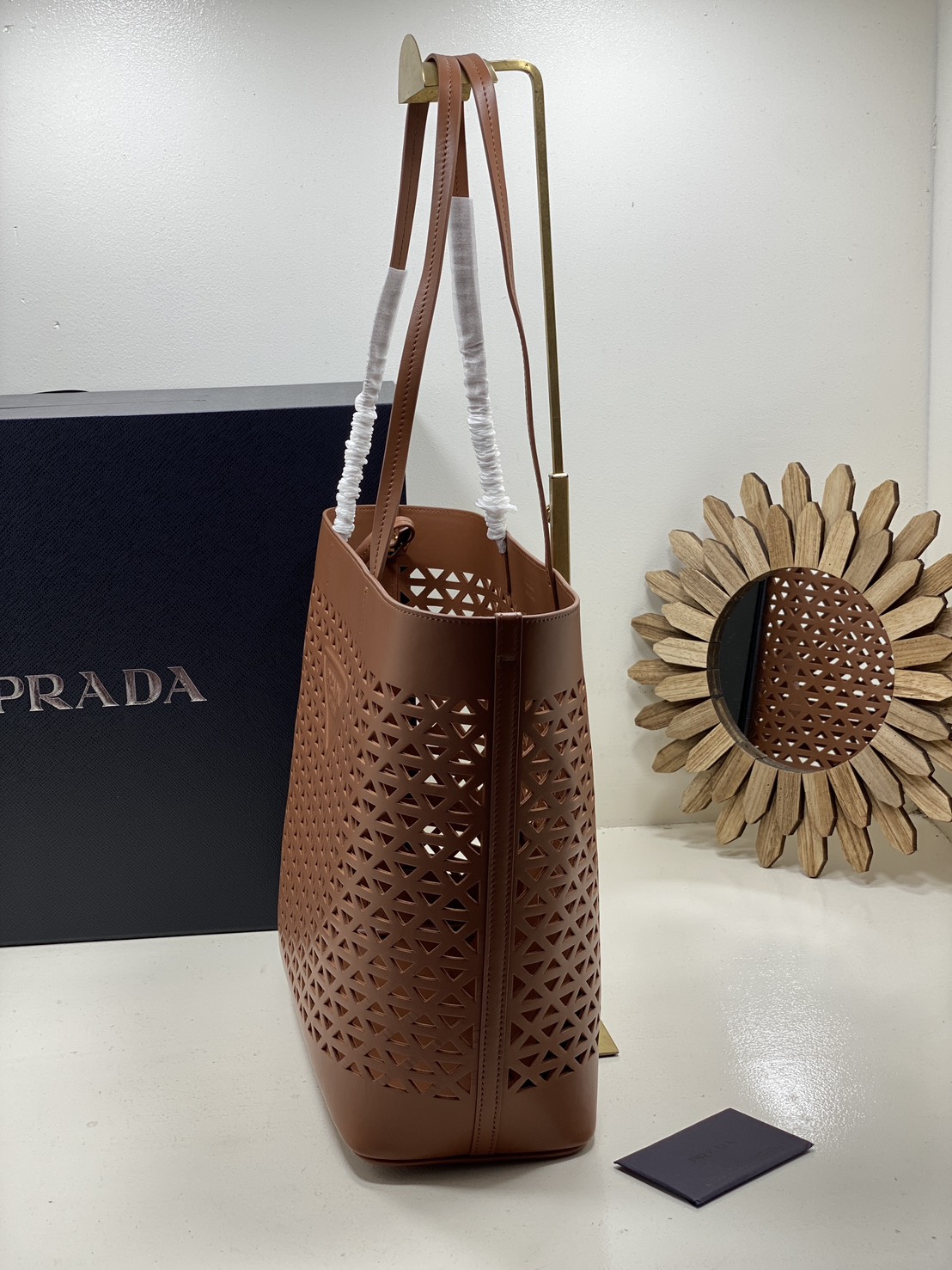 TOP ORI หนังแท้ | Prada Large perforated leather tote bag กระเป๋าทรงโท้ทใบใหญ่ ใจบางที่สุดกับคอลเลคชั่นนี้ ที่เพิ่มดีเทลความแพงด้วยการฉลุลวดลายรอบใบ ถักทอเป็นเส้นลายสานที่สวยงามมาก งานฝีมือจริงๆ