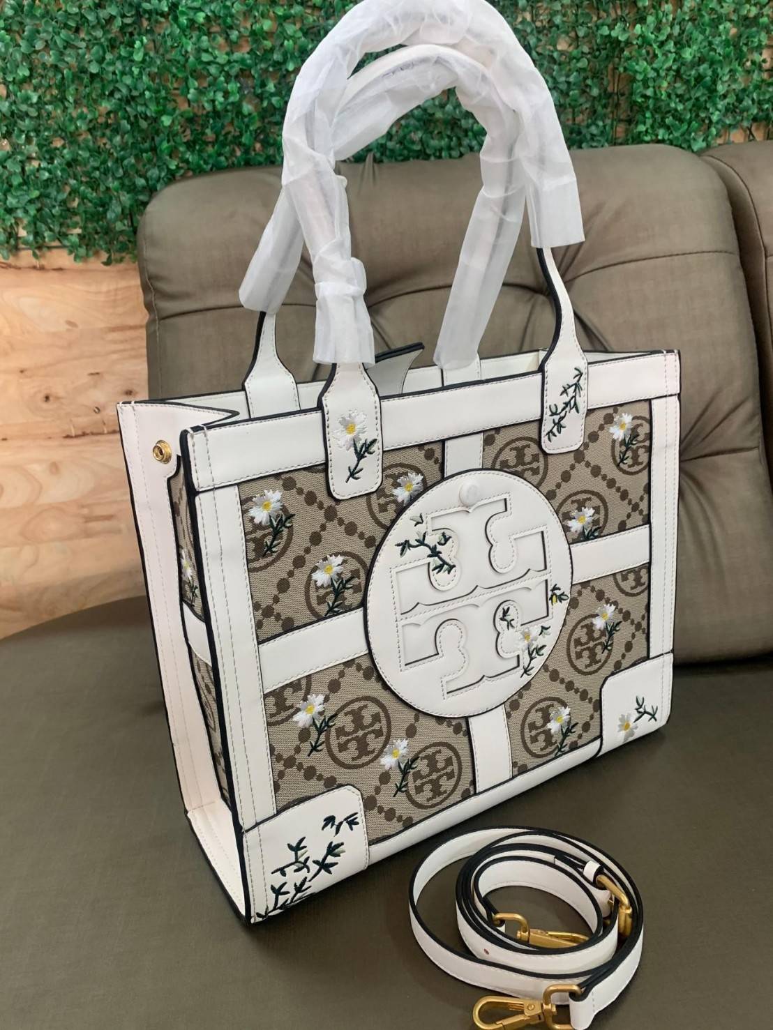 Tory Burch ella jacquard embroidered quadrant tote ลายโมโนแกรม (Monogram) (Material : Woven jacquard leather) ดีไซต์ลำ้เอกลักษณ์ที่โดดเด่น เป็นอีกหนึ่งรุ่นที่ Tory ฺBurch ภูมิใจนำเสนอ ใบใหญ่ค่ะ จุของได้เยอะ ใส่ A4 ได้ งานสวย ตั้งอยู่ทรง จุดเด่นของรุ่นนี้ค