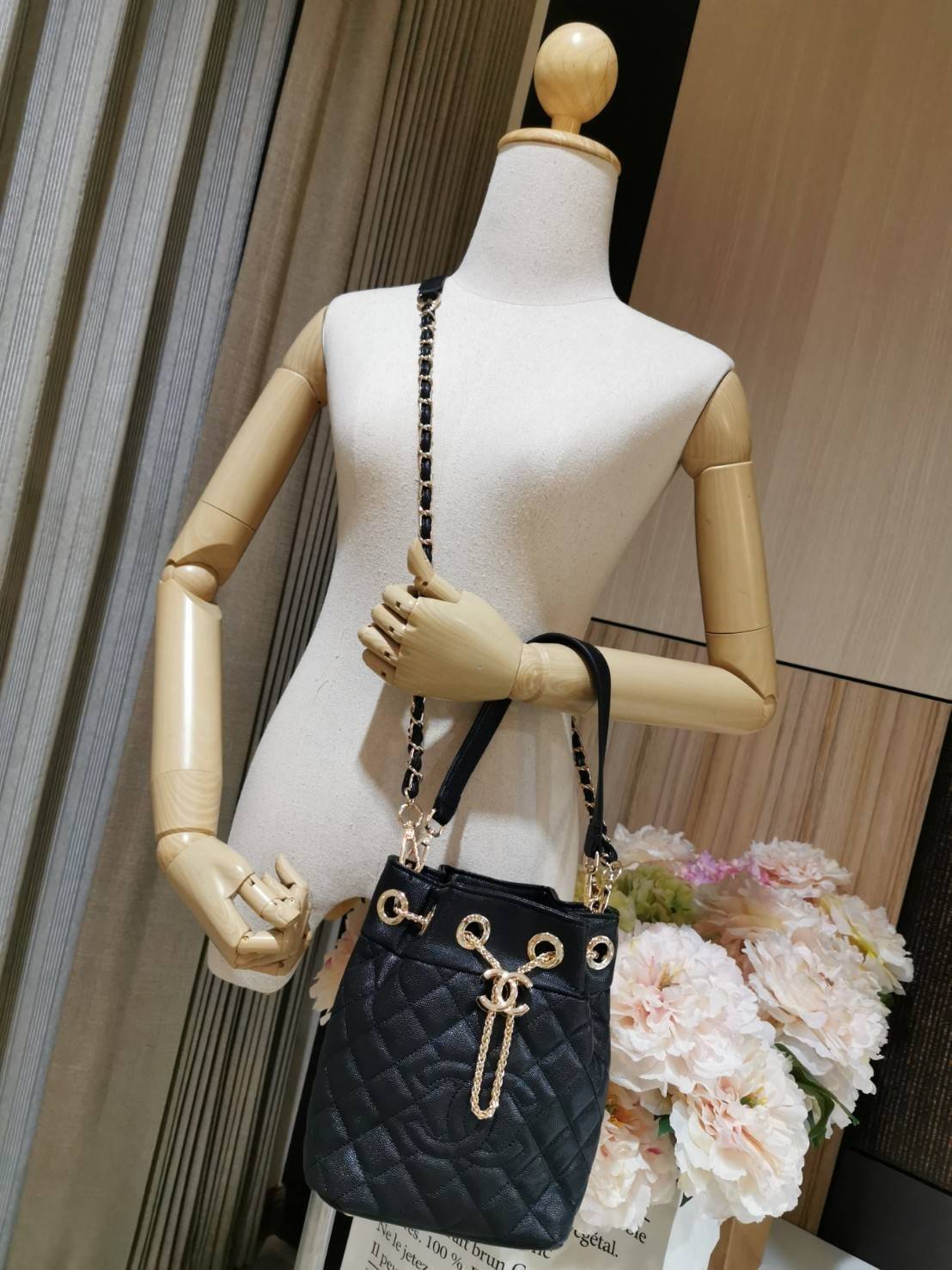 CHANEL Crossbody Bag With Chain / Chanel Bucket Bag กระเป๋าถือหรือสะพาย หนังคาเวียร์ลายตาราง ใช้ได้หลายสไตล์