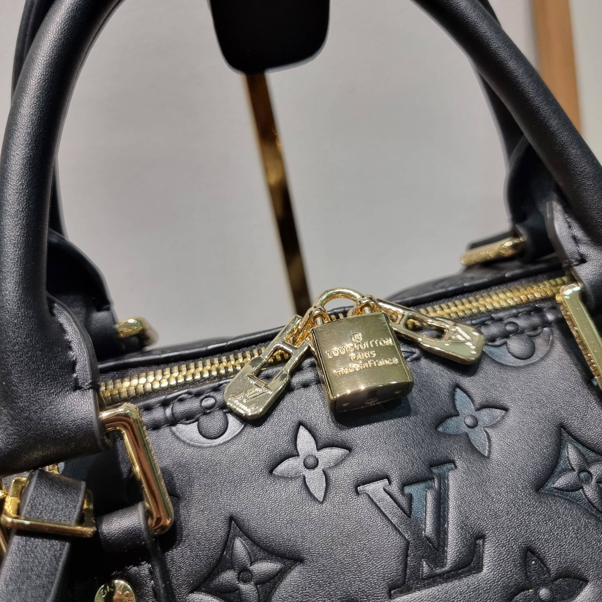 LV KEEPALL BANDOULIERE MONOGRAM LEATHER กระเป๋าเดินทางสุดคลาสสิค ทึ่ใครๆก็เฝ้ารอ ไอเท็มที่จะทำให้การเดินทางไม่ธรรมดาอีกต่อไป ด้วยดีเทลความเป็นเอกลักษณ์ เรียบแต่หรู วัสดุหนังวัวสัมผัสดี ปั๊มลวดลายโมโนแกรมรอบใบ เปิด-ปิดด้วยซิปแน่นหนา มีกุญแจล็อคได้ มีสายสะพ