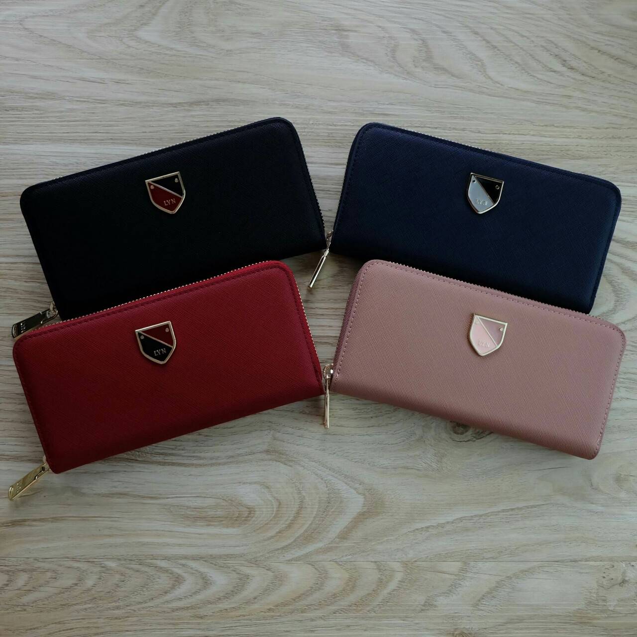 LYN Long Wallet กระเป๋าสตางค์ใบยาว วัสดุหนังลาย Saffiano - ตัวกระเป๋าเปิด - ปิดด้วยซิปรอบ - ภายในมีช่องใส่บัตรหลายช่อง มีช่องใส่ธนบัตร และช่องซิปใส่เหรียญค่ะ