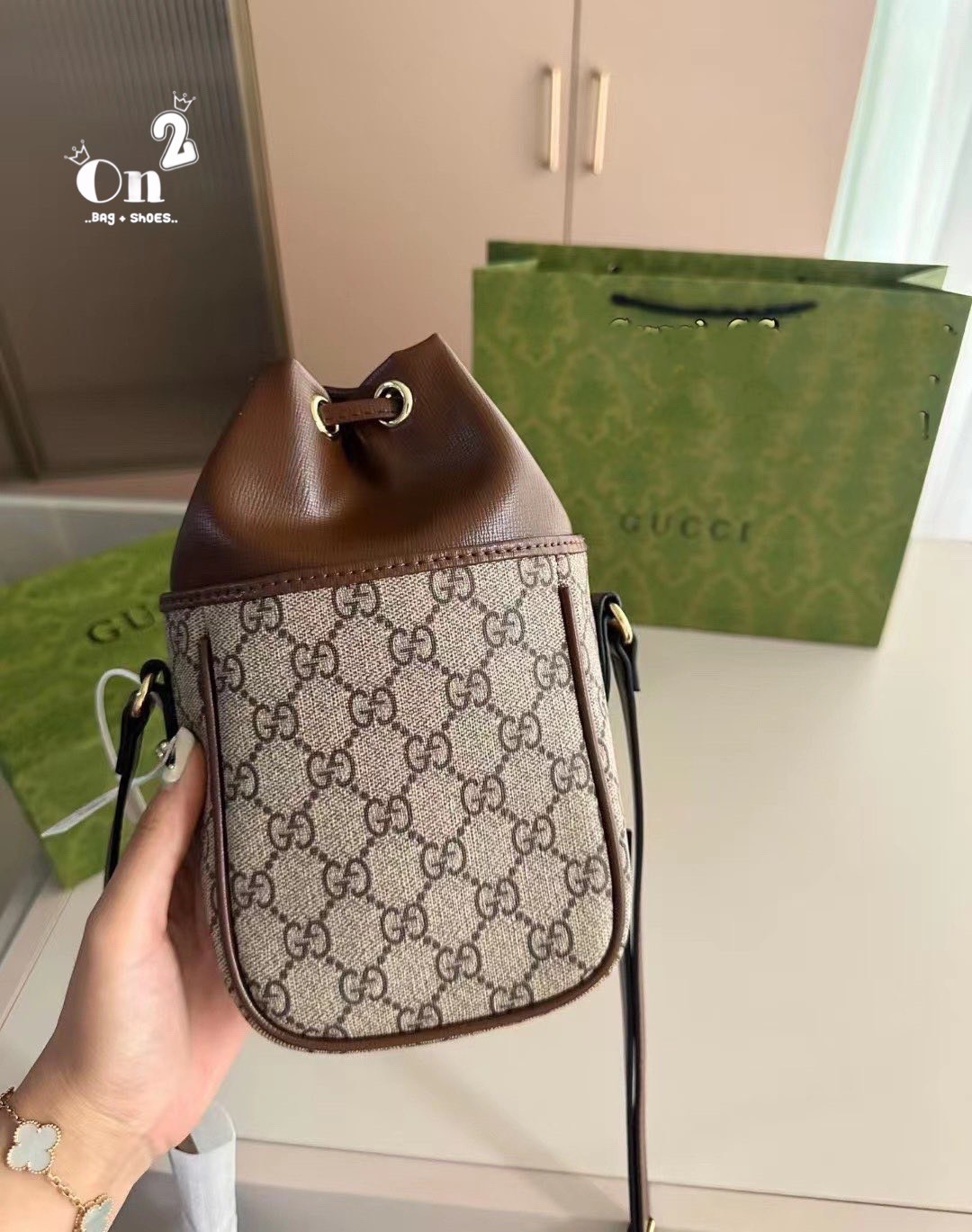 GUCCI GG Supreme canvas bucket crossbody bag / Gucci Bucket Monogram Canvas Bag พร้อมส่ง กระเป๋าสะพายทรงบัคเก็ต จะชุดสบายหรือชุดเต็ม ใบนี้พร้อมมาก ใช้ได้ทั้งชายหญิง ดีไซด์สวยงานจริงเเค่นี้ก้ได้ลุคดูดี แมทซ์ง่ายกับทุกชุด