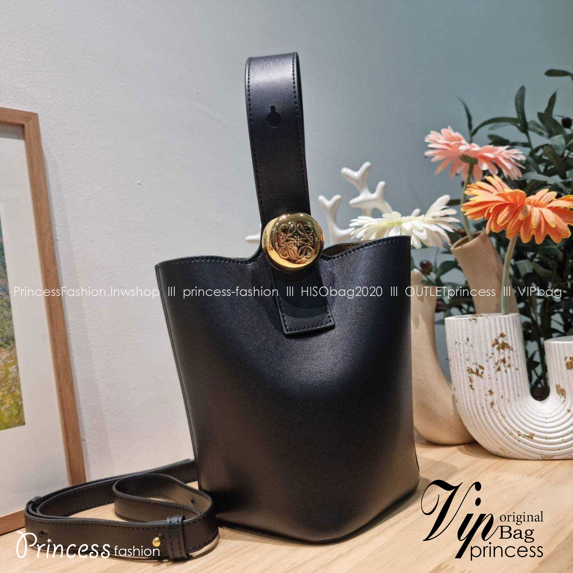 LOEWE MINI PEPBLE BUCKET IN MELLOW กระเป๋าทรงบัคเก็ต รูปทรงสวยใช้งานง่าย กิมมิคหรูหราสุดๆ