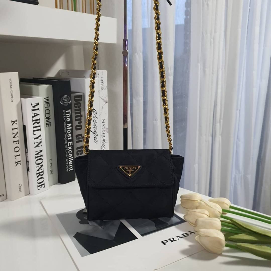 PRADA SHOULDER BAG ส่งตรงจากเคาเตอร์ต่างประเทศ นานๆจะมาทีคะ **ขนาดมินิปุ๊กปิ๊ก กับแบรนด์ Prada เก๋ ไม่ซ้ำใครแน่นอนคะรุ่นนี้ เปิดปิดด้วยกระดุมแม่เหล็ก ภายในบุผ้าแบรนด์ และ มีป้ายโลหะแบรนด์ **อะไหล่ทองเข้มทั้งใบ สามารถใส่Iphone11+ ได้ งานน่ารัก ราคาดี้ดีแบบ