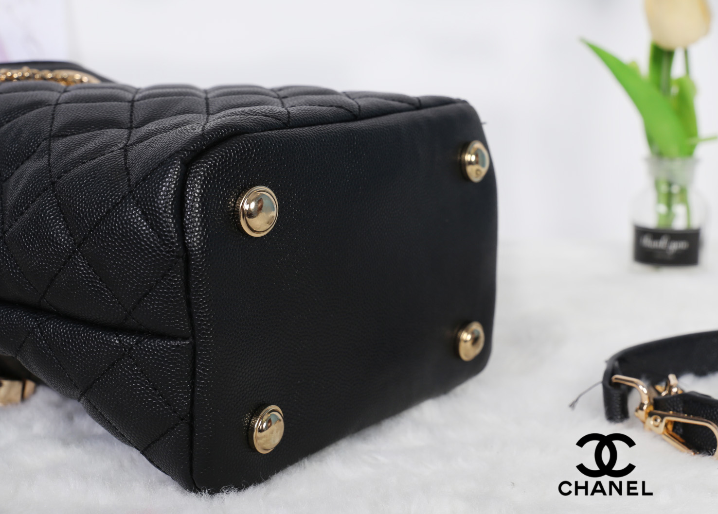 CHANEL Crossbody Bag With Chain / Chanel Bucket Bag กระเป๋าถือหรือสะพาย หนังคาเวียร์ลายตาราง ใช้ได้หลายสไตล์