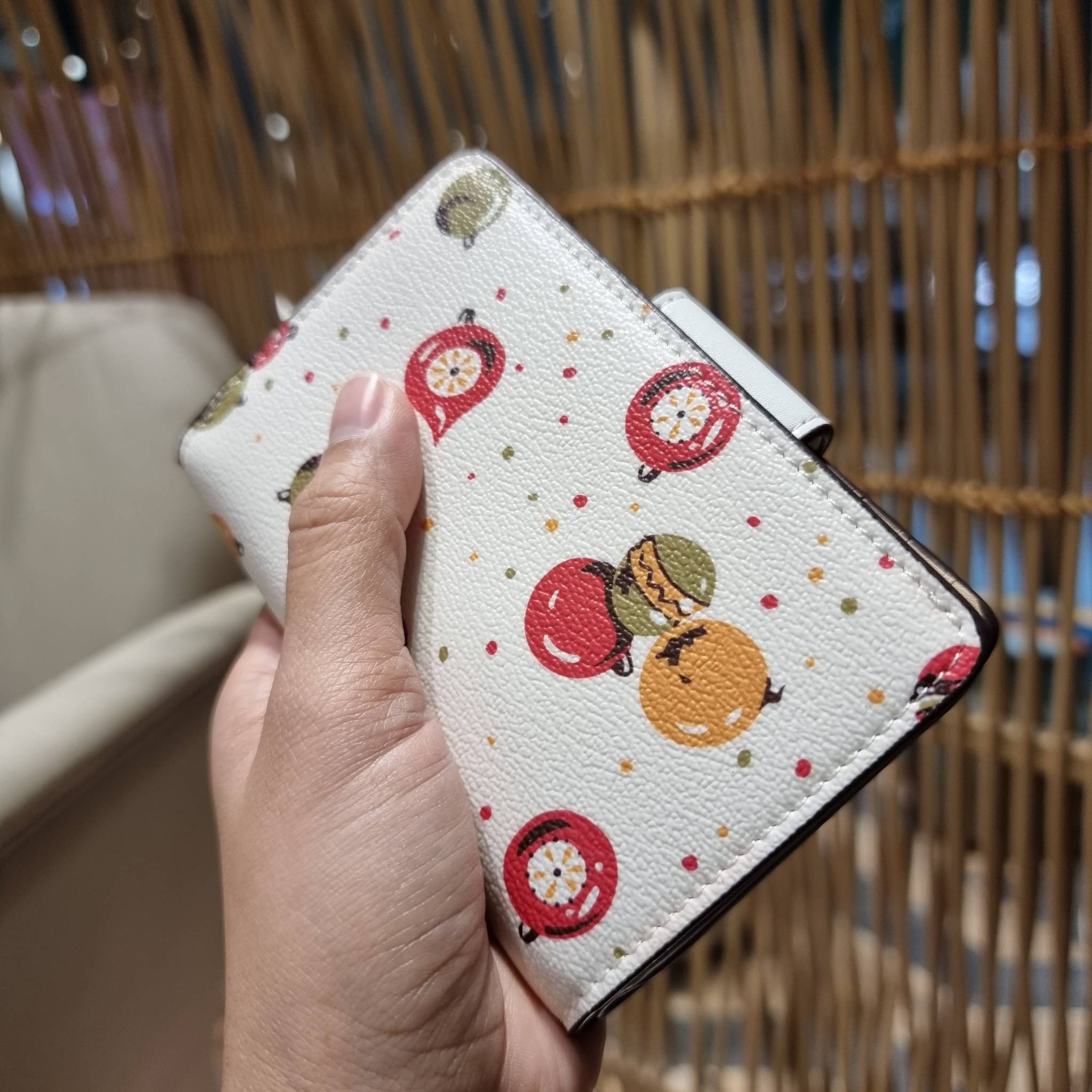 COACH C7414 MEDIUM CORNER ZIP WALLET WITH ORNAMENT PRINT คอลเลคชั่นใหม่ กระเป๋าสตางค์ใบกลาง ดีไซน์ใหม่ สุดหรู คละลายพริ้นท์เต็มใบ น่าใช้ไปอีก วัสดุหนังแคนวาสเคลือบลาย ภายในมีช่องใส่บัตร ใส่ธนบัตรได้ครบ และมีช่องซิปแยก ใบจริงสวยมากๆ แนะนำจ้า ราคาสุดคุ้มครบ