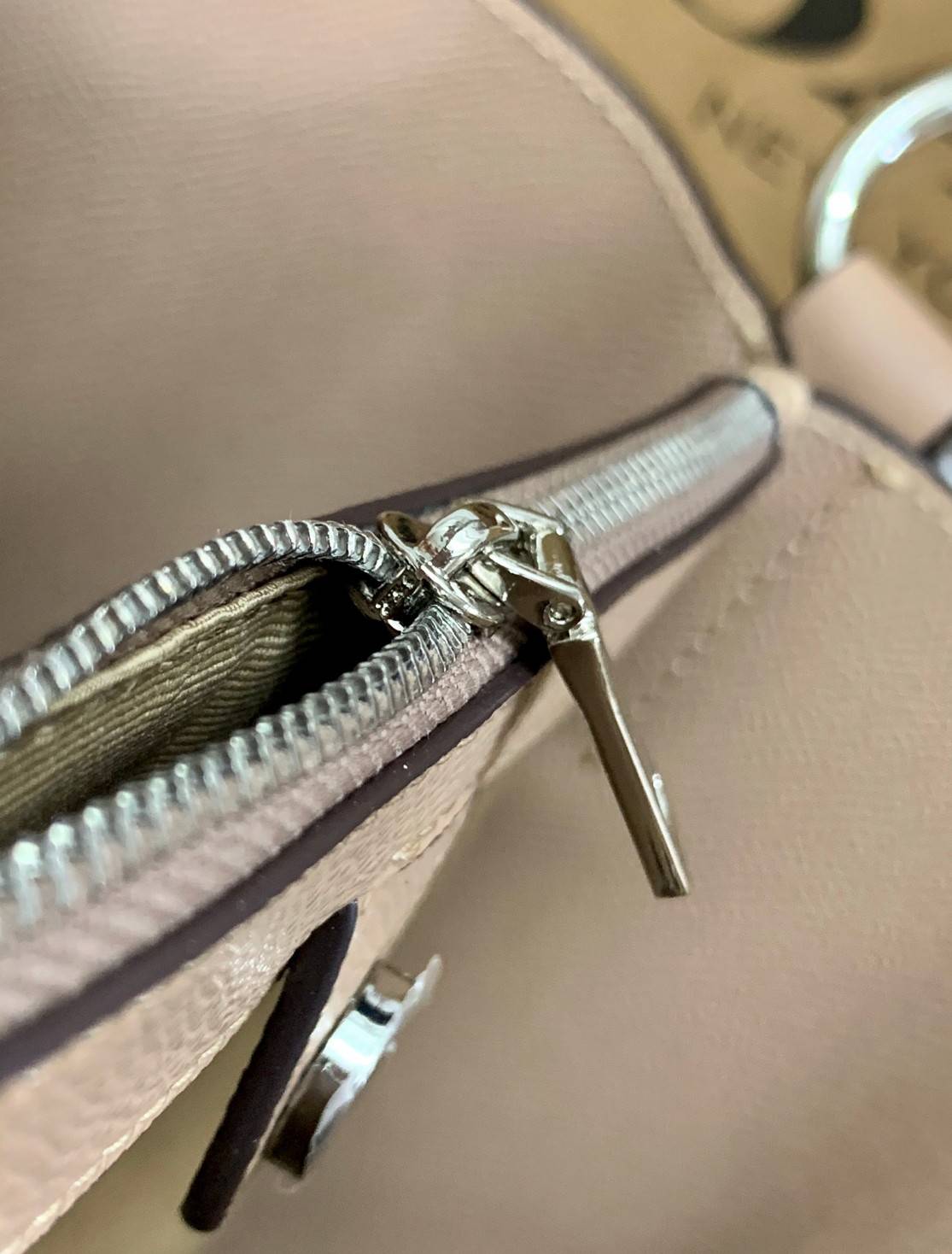 COACH TOWN BUCKET BAG WITH HORSE AND CARRIAGE PRINT ((2081-236)) 🔺กลับมาแล้ว ตามคำเรียกร้องค่ะ! กระเป๋าคล้องไหล่//สะพายข้างได้ วัสดุ pvc อย่างดี หนังนิ่มป่องพองตัวสวยงาม ลายรถม้าทั้งใบค่ะ ภายในกระเป๋าแบ่งเป็น2ช่องหลัก เปิดปิดแบบกระดุมแม่เหล็ก ภายใ