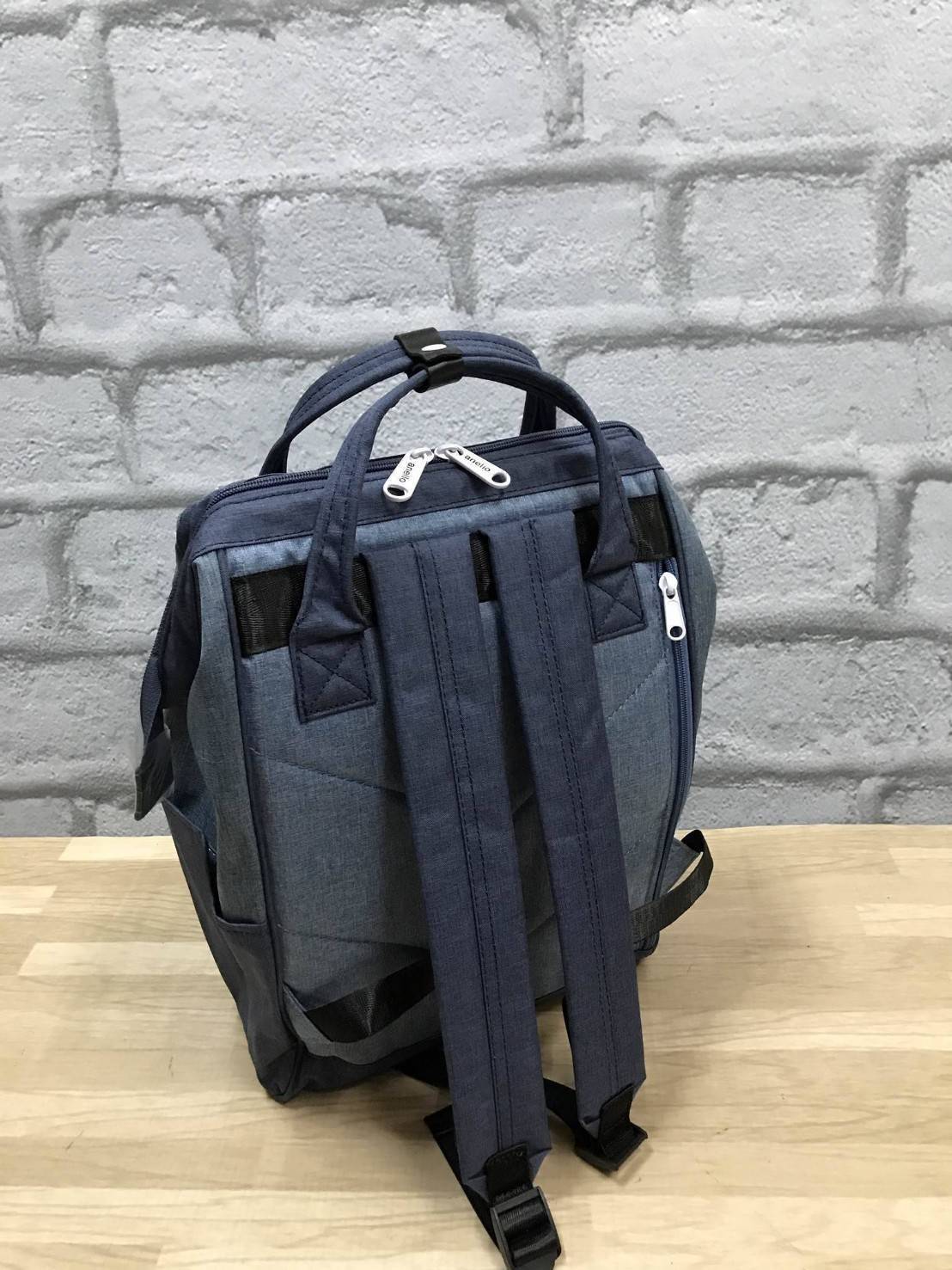 Anello Mottled Polyester Mini Backpack เป้แบรนด์ดังแห่งปี วัสดุ poleyester canvas เนื้อผ้าเรียบหรู และทันสมัย ดีเทลคล้ายรุ่น original ต่างตรงที่ด้านหน้าเป็นงานปักโลโก้สวยงาม และหัวซิป สกรีนโลโก้แบรนด์สีสันเข้ากับตัวกระเป๋า รุ่นชน shop มีหลากสีให้เลือกสรรค