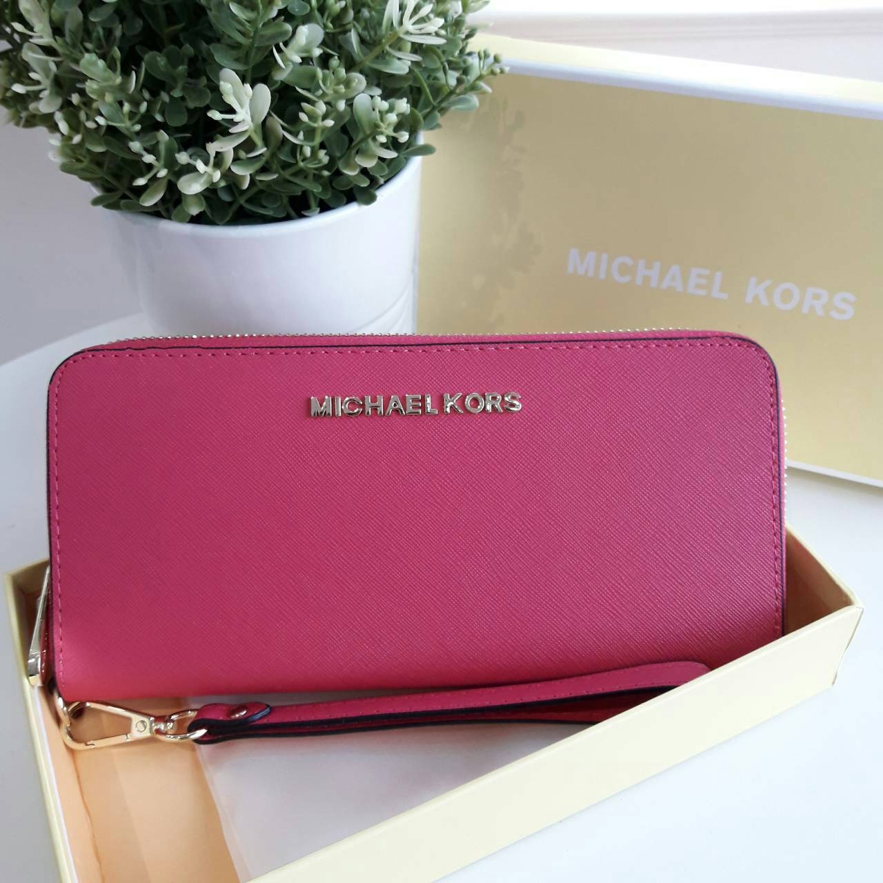 Michael kors saffiano long wallet กระเป๋าสตางค์ใบยาวแบบซิปรอบ วัสดุหนังลาย Saffiano สวยหรูมากๆ ด้านหน้าประดับ logo brand ซิปปั๊มแบรนด์ ภายในช่องใส่บัตร, ธนบัตร และช่องใส่เหรียญ ใส่ iPhone+ ได้ค่ะ มาพร้อมสายคล้องข้อมืออีก 1 เส้น ใบนี้คุ้มเกินราคา รับประกัน