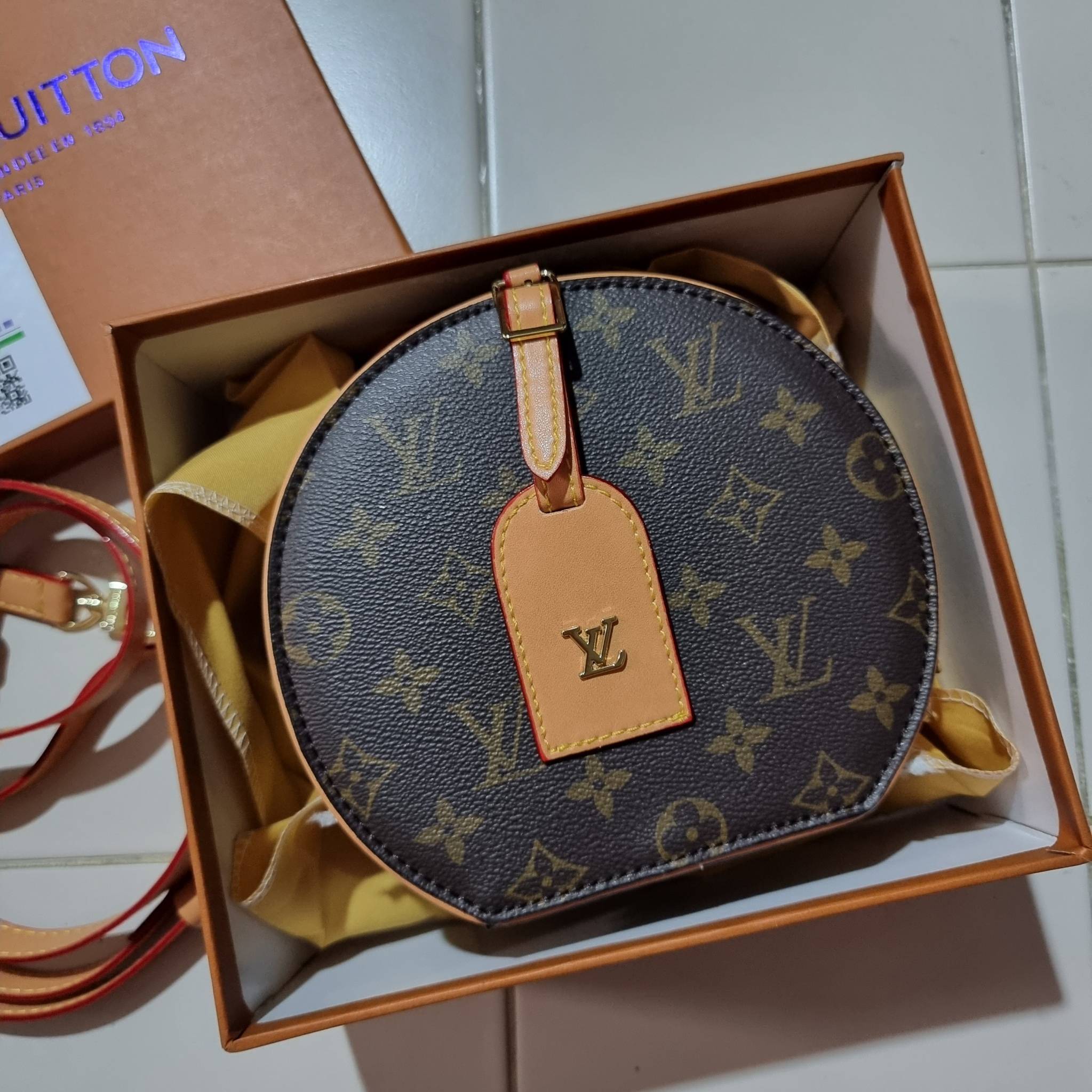 LV CROSSBODY ROUND BAG / LV BOITE CHAPEAU สุดยอดของรุ่นที่ฮิตตลอด กระเป๋าสะพาย สวยอยู่ทรง ผู้ดีมากๆ วัสดุหนังแคนวาสคุณภาพ โดดเด่นด้วยรูปทรงเอกลักษณ์ มาพร้อมแท็กหนังห้อย เพิ่มความแพงไปอีก เปิด-ปิดด้วยซิป ภายในเป็นช่องโล่ง สวยไปอีกหนึ่ง มีสายสะพายครอสให้ ปร