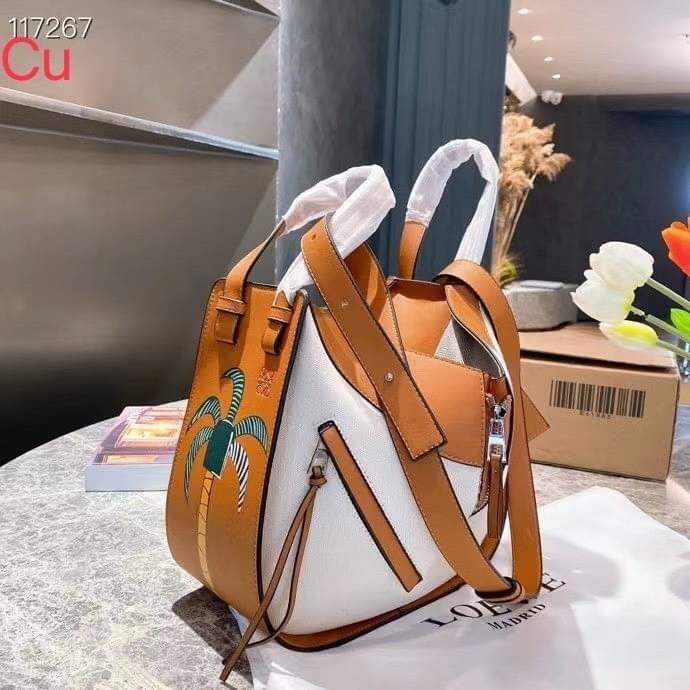 Loewe Hammock Bag / Loewe Small Hammock Leather Bag กระเป๋าถือหรือสะพาย รุ่น Rare items สุดๆ หนังสวยดีไซน์มีเอกลักษณ์ ใบขนาดกำลังดี น้ำหนักเบา สามารถปรับได้หลายทรง ด้านข้างมีซิปปรับขยายได้ ภายในโล่งกว้าง ใส่กระเป๋าสตางค์ กล้อง มือถือ ของใช้ได้เยอะ