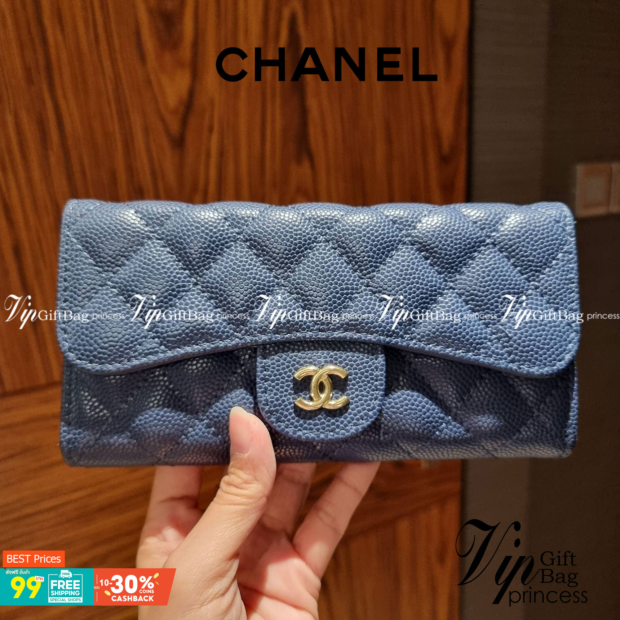 VIP 】กระเป๋าสตางค์ใบยาวรุ่นฝาพับที่ถามหากันมากที่สุด!! สวยรับทรัพย์จาก Chanel วัสดุหนังลายคาร์เวีย ลุคผู้ดีที่สุด เปิด-ปิดด้วยกระดุมแม่เหล็ก ภายในกระเป๋ามีช่องใส่บัตรได้เยอะ ใส่ธนบัตร ใส่เหรียญได้ มีช่องซิปแยกอีกหนึ่งช่อง ดีไซน์เรียบหรูดูคลาสสิค!! สาวๆห้า