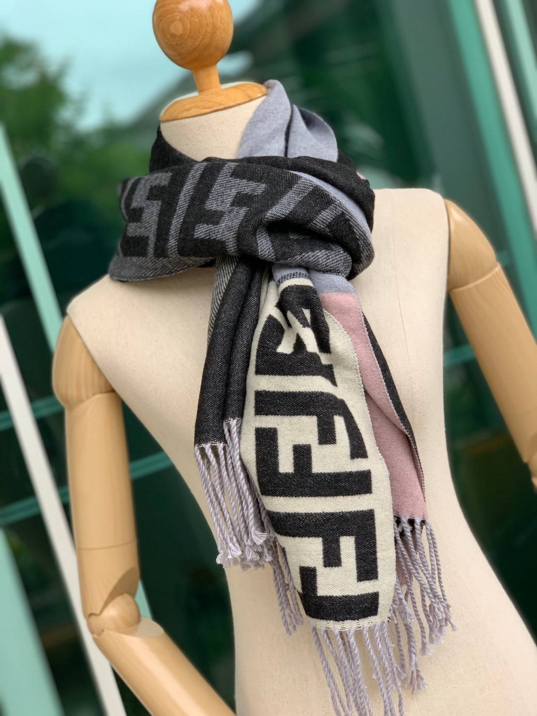 Fendi Scarves For Women’s Accessories Scarf แบรนด์แฟชั่นชั้นนำจากอิตาลี ส่งมอบความรู้สึกดีๆให้กับคนที่คุณรัก ในรูปแบบผ้าพันคอและผ้าคลุมไหล่ผืนใหญ่เพิ่มความอบอุ่น ถักทอด้วยผ้าcashmere เนื้อผ้านิ่ม สัมผัสนุ่มมือ ทอลายในตัว สีและลายคมชัด เหมาะสำหรับเป็นของฝา