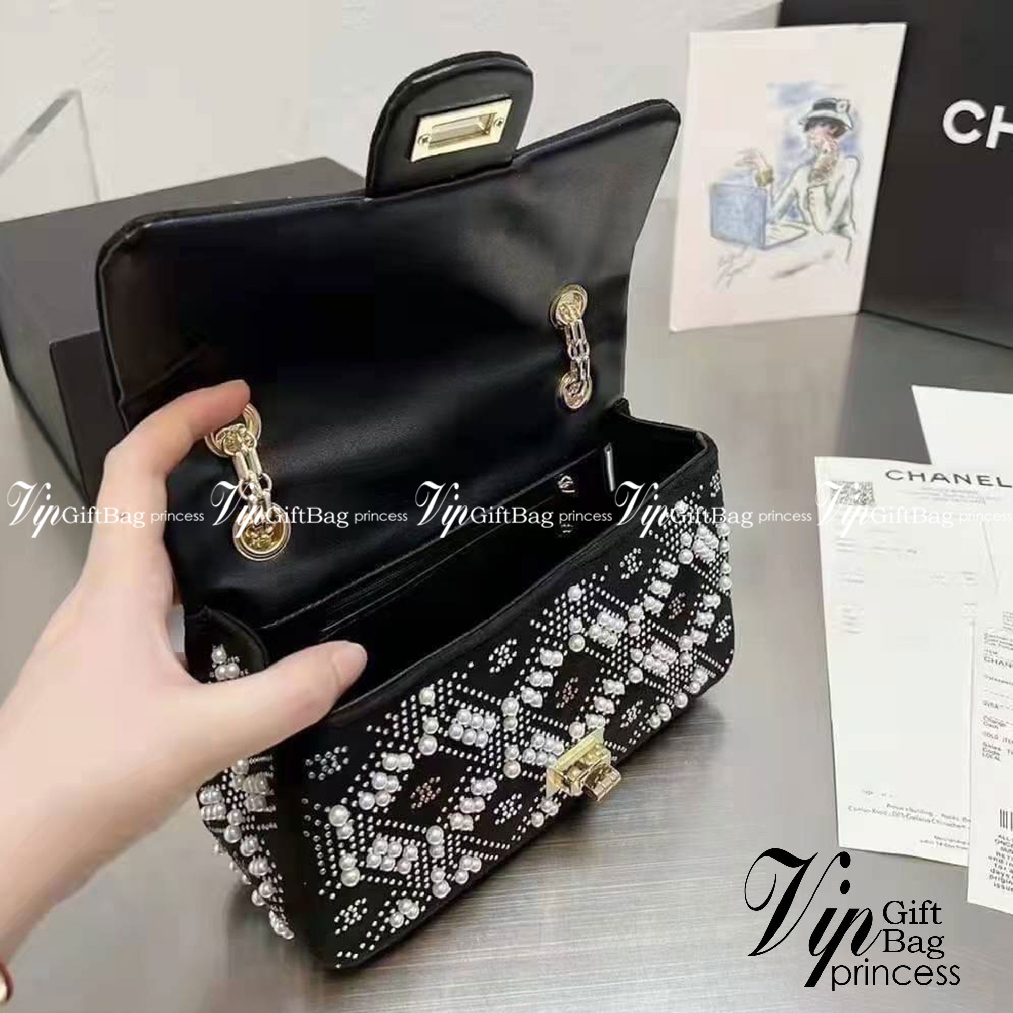 CHANEL MINI 2.55 HANDBAG / Chanel Pearl Bag velvet handbag กระเป๋าสะพายแต่งมุก คริสตัลหรูหรา พื้นโทนดำกำมะหยี่ พร้อมสายสะพายโซ่ ใช้ในงานกลางคืนเหมาะมากๆ ค่ะ