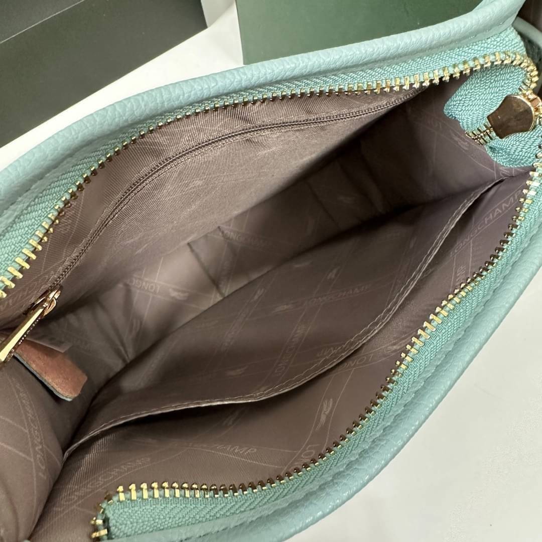 LONGCHAMP LE FOULONNÉ CROSSBODY BAG กระเป๋าสะพายที่เรียบง่ายและดูดี การออกแบบที่คล่องตัวของรุ่นนี้เหมาะอย่างยิ่งสำหรับผู้หญิงที่มีบุคลิกที่ต้องการกระเป๋าสไตล์แบบเรียบง่าย