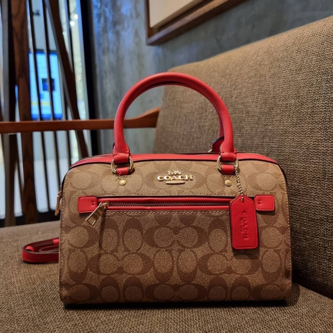 COACH F83607 ROWAN SATCHEL IN SIGNATURE CANVAS กระเป๋าทรงหมอนยอดฮิต คลาสสิคใช้งานได้ไม่มีเบื่อ มาครบสีขายดี ด้วยรูปทรงสวยงาม และใช้งานได้อย่างกระฉับกระเฉง วัสดุหนังแคนวาสเคลือบลาย ทนทาน ภายในโล่งกว้าง มีช่องซิปและแบ่งสัดส่วนได้ลงตัว บอกเลยว่าสาวๆพลาดไม่ได