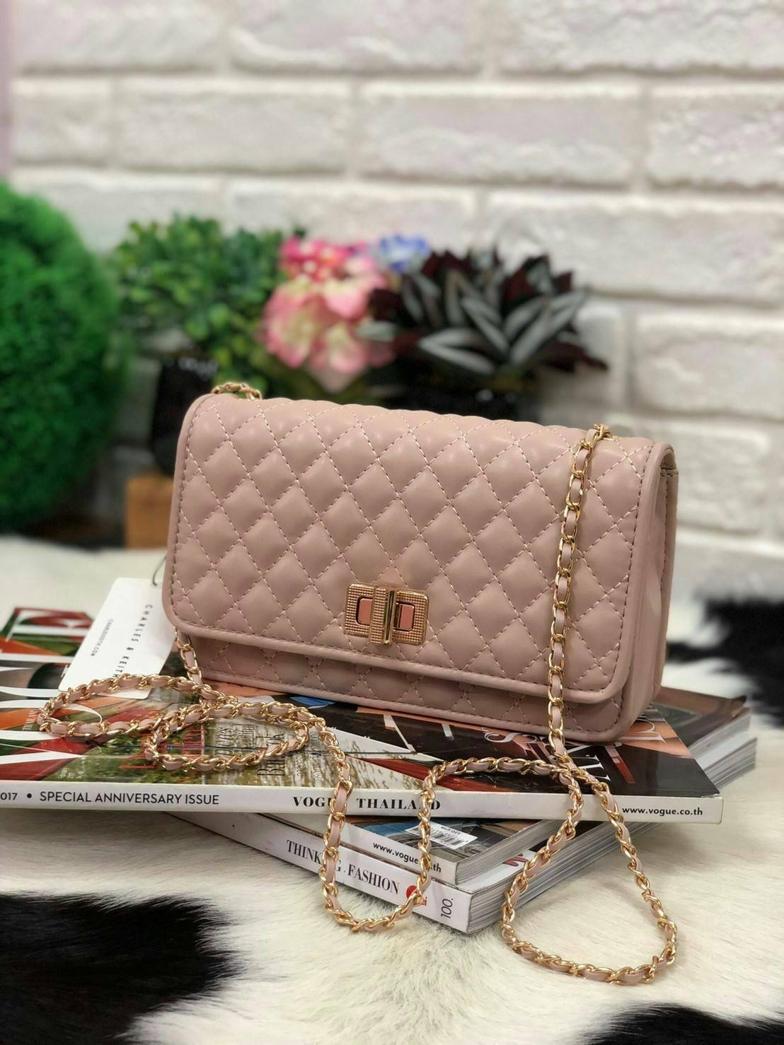 Charles&kieth quilted chain strap bag กระเป๋าขนาดมินิคลัช หนังPU เย็บตารางนูนทั้งใบ ด้านหน้าเปิด/ปิด แบบตัวบิดหมุน ด้านหลังมีโลโก้แบรนด์นูน ภายใน มีช่องใหญ่ ประกอบด้วย ช่องซิป ช่องการ์ด และมีช่องย่อย ใส่ของได้จุคุ้มสุด ๆ พกพาสะพายได้ทุกวัน น้ำหนักเบา จะสะ