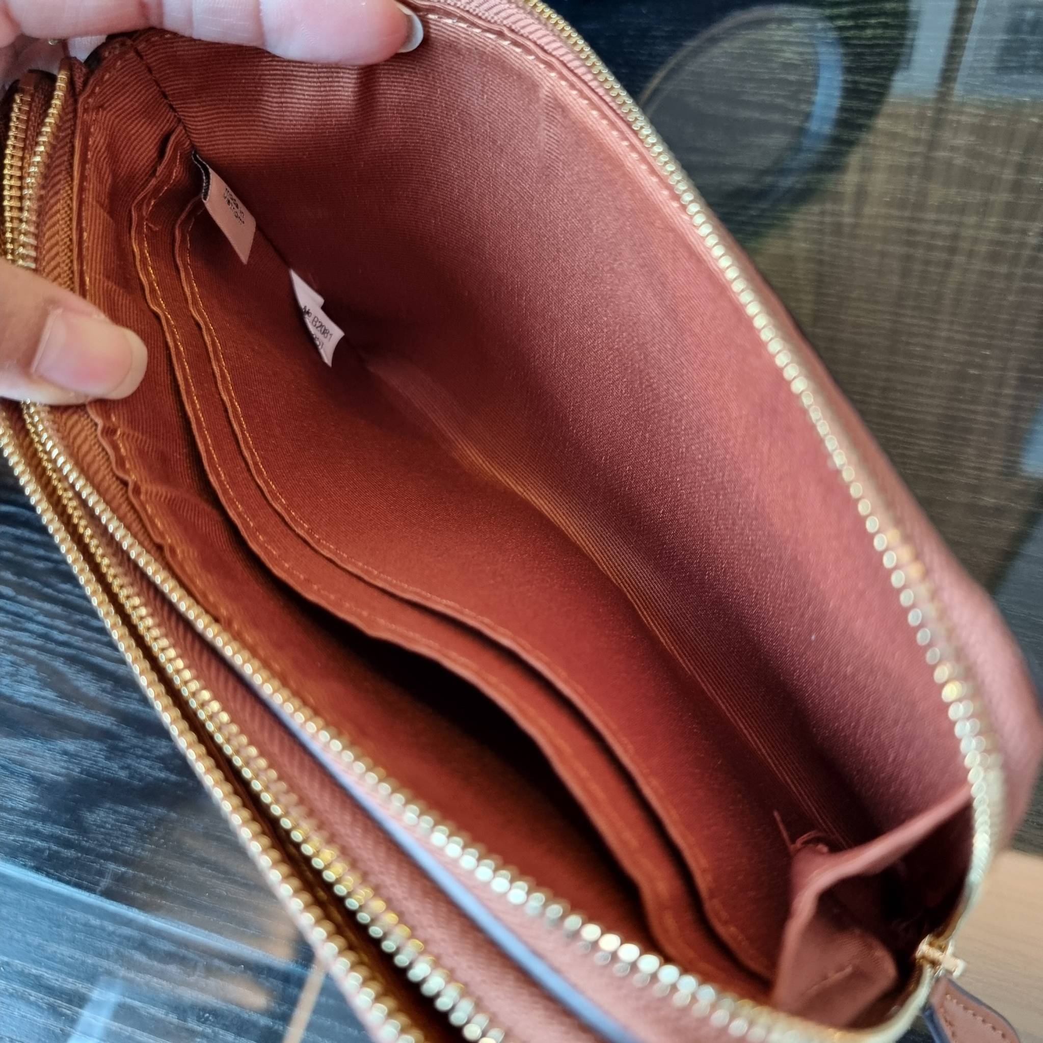 COACH F54057 DOUBLE ZIP WALLET IN SIGNATURE กระเป๋าคล้องมือ size L ใบนี้ใส่มือถือได้ทุกรุ่น ขนาดกำลังดี พกพาสะดวกมากๆ วัสดุหนังสังเคราะห์ ภายในเป็นผ้าสีสวยคม ใส่ธนบัตร ใส่บัตรได้เยอะ ใส่มือถือได้สบายๆทุกรุ่น ตอบโจทย์สาวๆที่ไม่ชอบพกเยอะวุ่นวายจ้า ใบนี้เอาอ