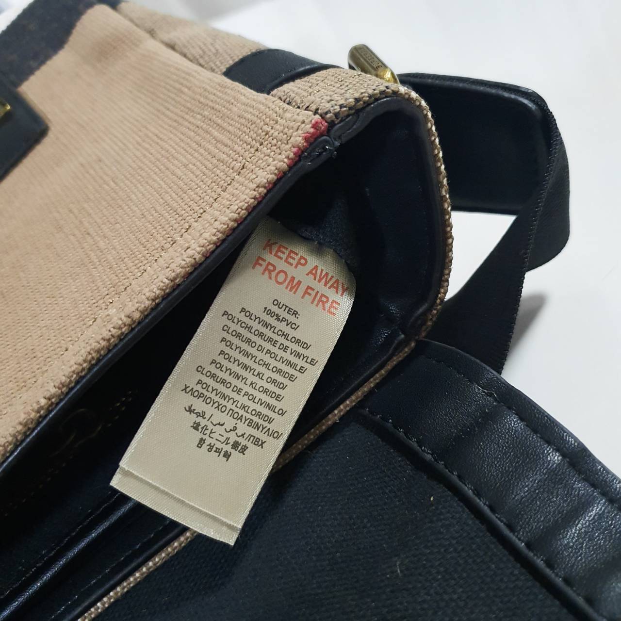 พร้อมเป็นของขวัญ มอบให้คุณผู้ชายแล้วค่ะ สำหรับ BURBERRY MASSENGER VINTAGE BAG VIP GIFT WITH PURCHASE (GWP) พรีเมี่ยมกิ๊ฟ Limited Edition จากBURBERRY วัสดุผ้าแคนวาสโทนสีสุภาพ คลาสสิค ด้ายหลังมีช่องกระดุมใหญ่ ตัวกระเป๋าเปิดปิดด้วยตัวล็อค ภายในมีช่องแยก2ช่อง