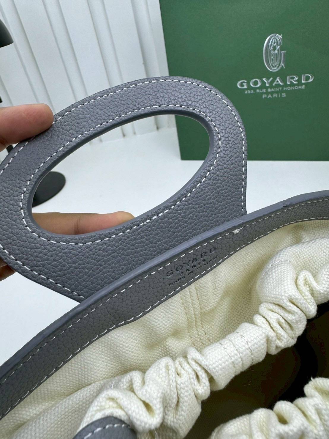 ORI หนังแท้ | Goyard Beluga Mini Bag กระเป๋าสะพายทรงบัคเก็ต พร้อมหูจับในตัว สะดวกใช้งาน ด้านในเป็นผ้าดีไซน์ผูก เพิ่มความน่ารักน่าใช้ สวยมากค่ะ