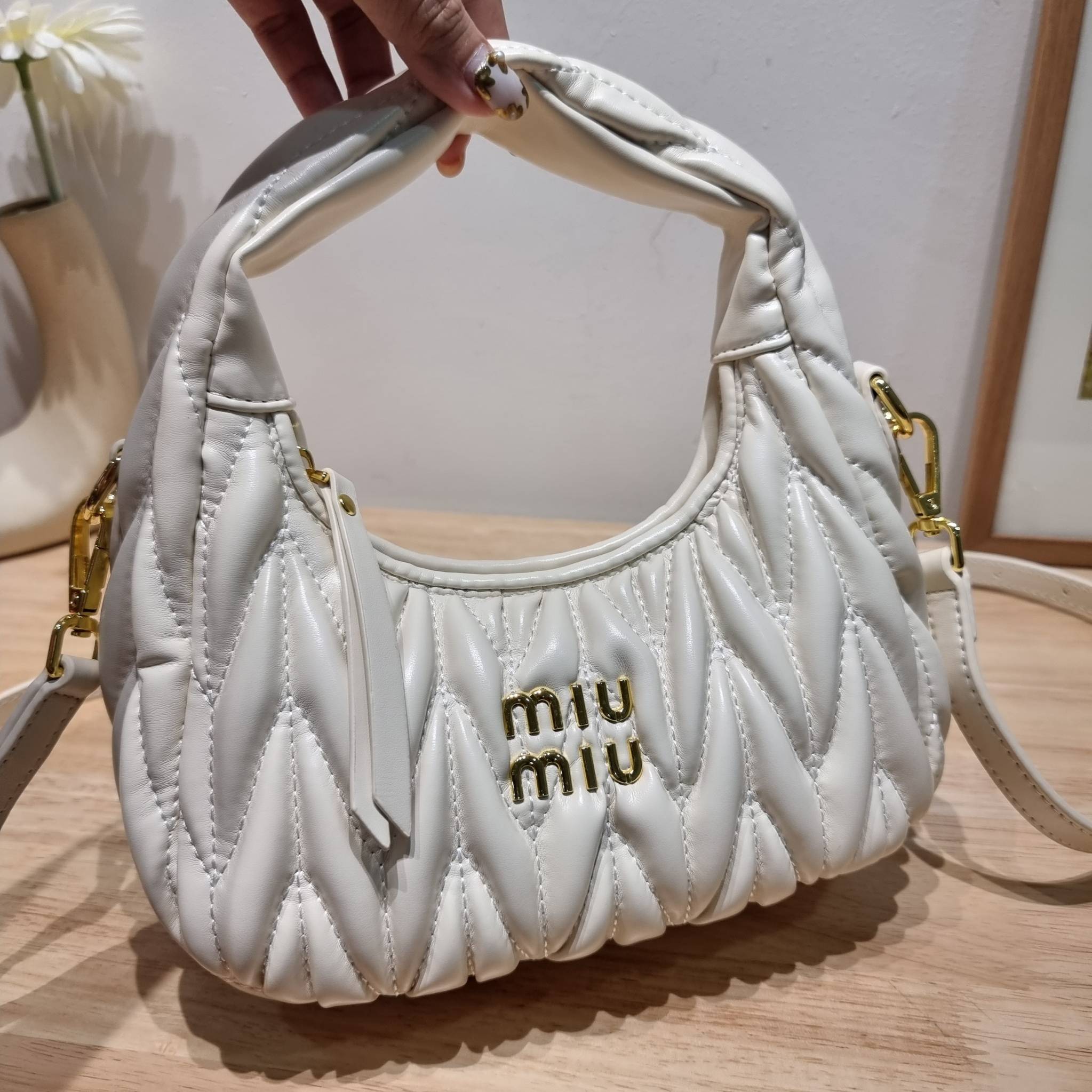 MIU MIU WANDER MATELASSÉ MINI HOBO BAG ไอเท็มสับๆอีกหนึ่ง ที่ต้องมีใช้ได้แล้ว กับกระเป๋าถือ/สะพาย ทรงโฮโบ คิ้วท์สุด ปังสุด ตัวแม่ อินฟลู ดาราเค้าใช้กันเพียบ