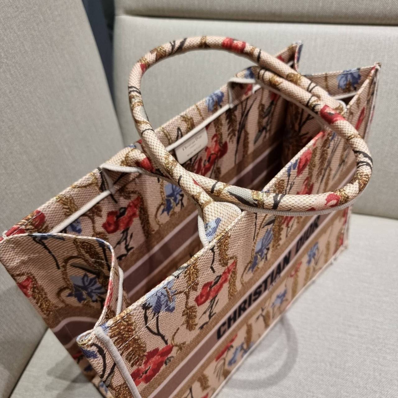 VIP 】HOT ARRIVAL!! DIOR CD SHOPPING BAG WITH GWP กระเป๋าทรงช้อปปิ้งใบใหญ่ จุใจ!! พรีเมี่ยมกิ๊ฟรุ่นดับเบิ้ลฮอต ดีไซน์คลาสสิควินเทจ สวยหรู วัสดุผ้าแคนวาสลายกราฟฟิค ภายในโล่งกว้างมากๆ ใส่ของจุสุดๆ โน้ตบุ้ค ไอแพด กระเป๋าสตางค์ มือถือ หรือเสื้อผ้ายังได้ สะพายค