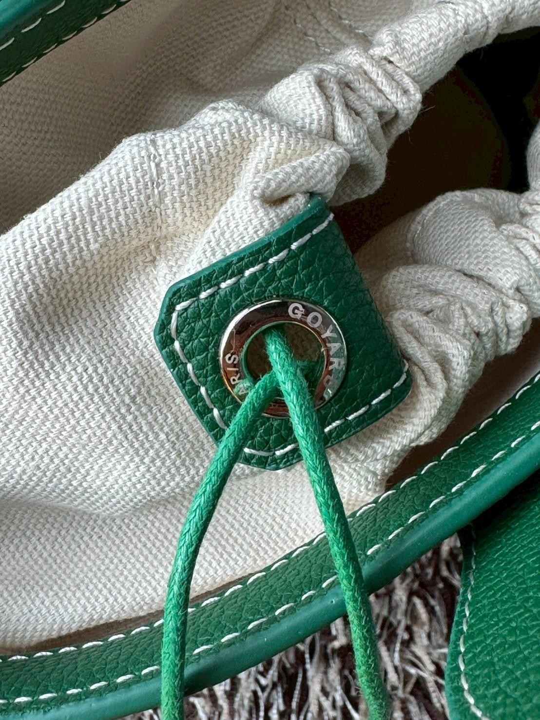 Goyard Beluga Mini Bag กระเป๋าสะพายทรงบัคเก็ต หูจับในตัว ภายในเป็นเชือกรูด น่ารักเกินต้าน เหมาะมากกับสาวๆสายแต่งตัวน่ารัก ขนาดกำลังพอดีไม่เล็กไม่ใหญ่เกินไป ควรมีมากค่า