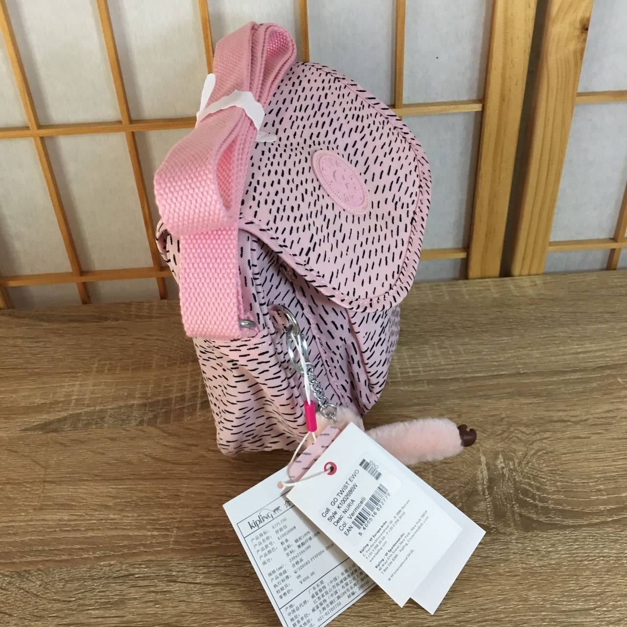 Kipling Nuria Shoulder Bag K10026 กระเป๋าสะพาย collection ตัวแพงของ Kipling ของแท้ จากโรงงาน OEM. วัสดุ 100% nylon รูปทรงสวย ขนาดกระทัดรัด สะพายคล่องตัว เปิดด้วยกระดุมแม่เหล็ก มีช่องกระเป๋าด้านหน้า ช่องซิปหลัก ด้านในโล่ง ซับในลายสวย มีช่องซิป และช่องใส่ขอ