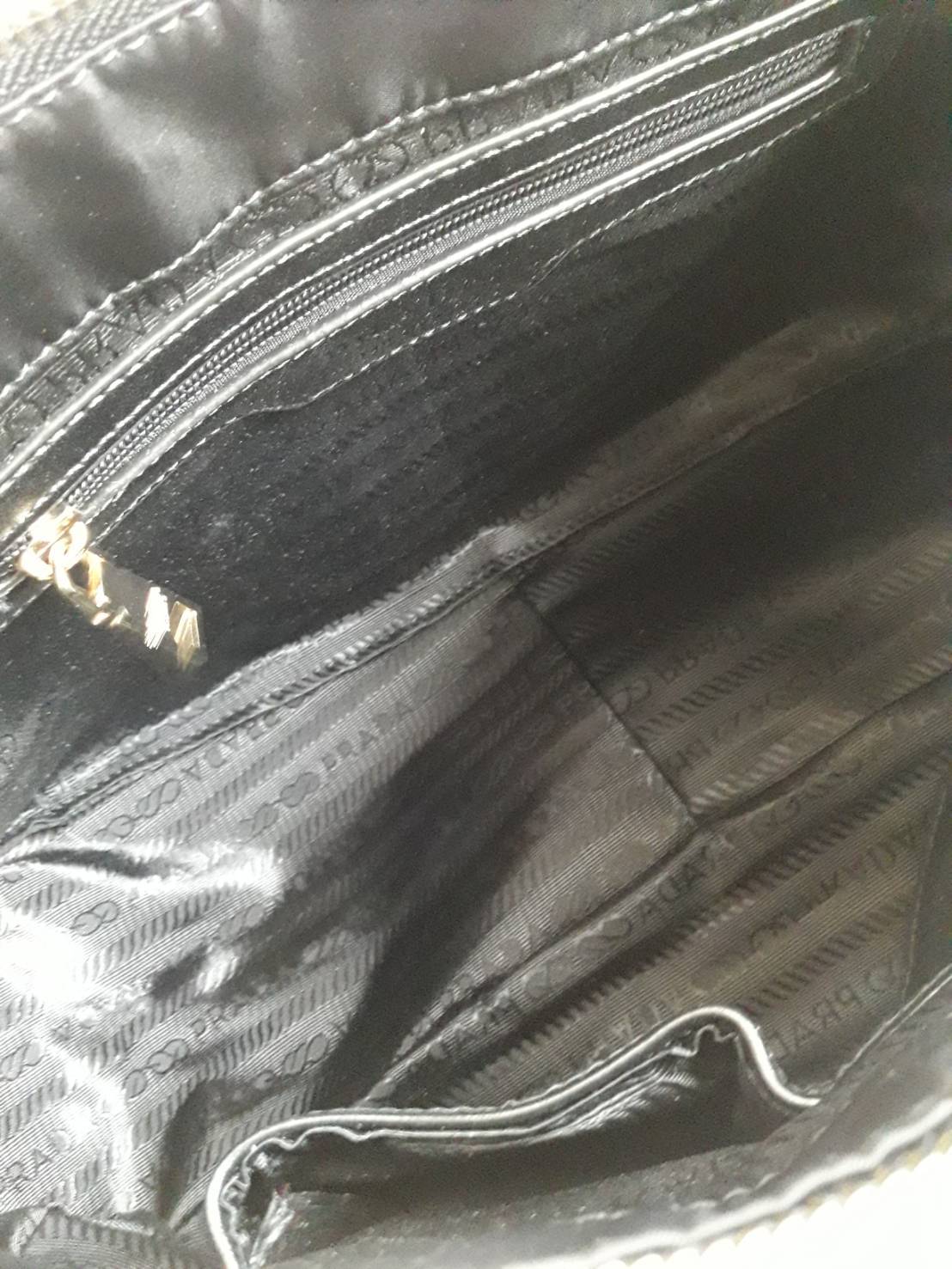 Best​ Seller Restock! กระเป๋าทรง Handbag จากงานพรีเมี่ยมกิ้ฟ จากเคาเตอร์ต่างประเทศ มาแล้วค่า กระเป๋าถือทรงหรู จากแบรนด์ PRADA เป็น กระเป๋าผ้าไนล่อน ตกแต่งรอบใบได้ **สวยมาก ด้านในมีช่องซิปและช่องใส่ของ เป็นสัดส่วน อะไหล่ทองหรู ขนาดกำลังดีคะ เหมาะกับลุคผู้ใ