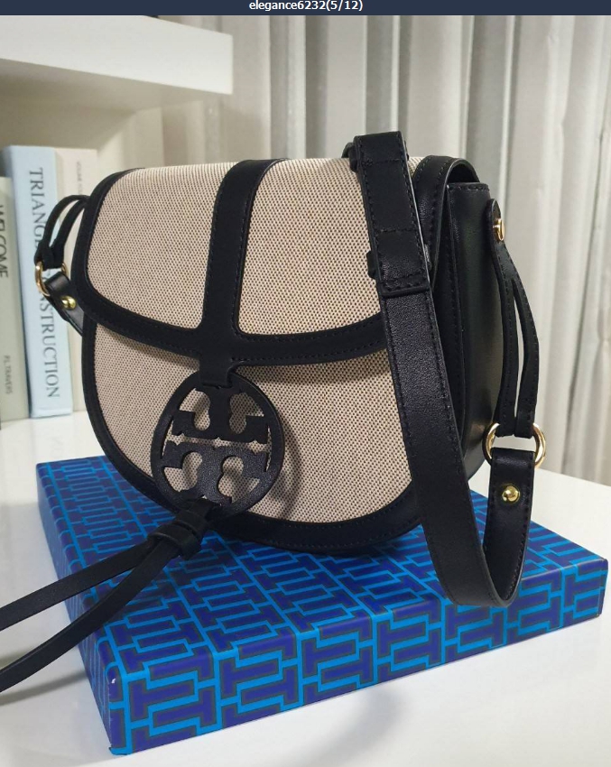 ของแท้ 💯% TORY BURCH CROSSBODY กระเป๋าสะพายข้าง ไซส์กำลังน่ารัก วัสดุทำจากผ้าCanvas ผสมหนัง ฝาพับเปิดปิดด้วยกระดุมแม่เหล็ก มีช่องใหญ่ เพิ่มช่องซิปยาว ใส่โทรศัพท์ สมุดบัญชีได้