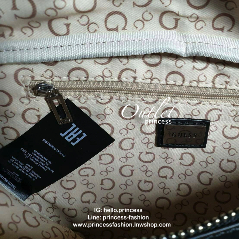 GUESS Factory Women's Diem Logo Belt Bag กระเป๋าหนังคาดเอวสุดเท่ห์ขนาดกำลังดี ด้านหน้าติดโลโก้แบรนด์ ตัวกระเป๋าเปิดปิดด้วยซิป ง่ายต่อการใช้งาน ด้านในโล่งกว้างและมี 1 ช่องซิปเล็ก สามารถเก็บจุกจิกได้เยอะนะคะ สายสะพายสามารถปรับระดับได้ รุ่นนี้มีมาให้เลื