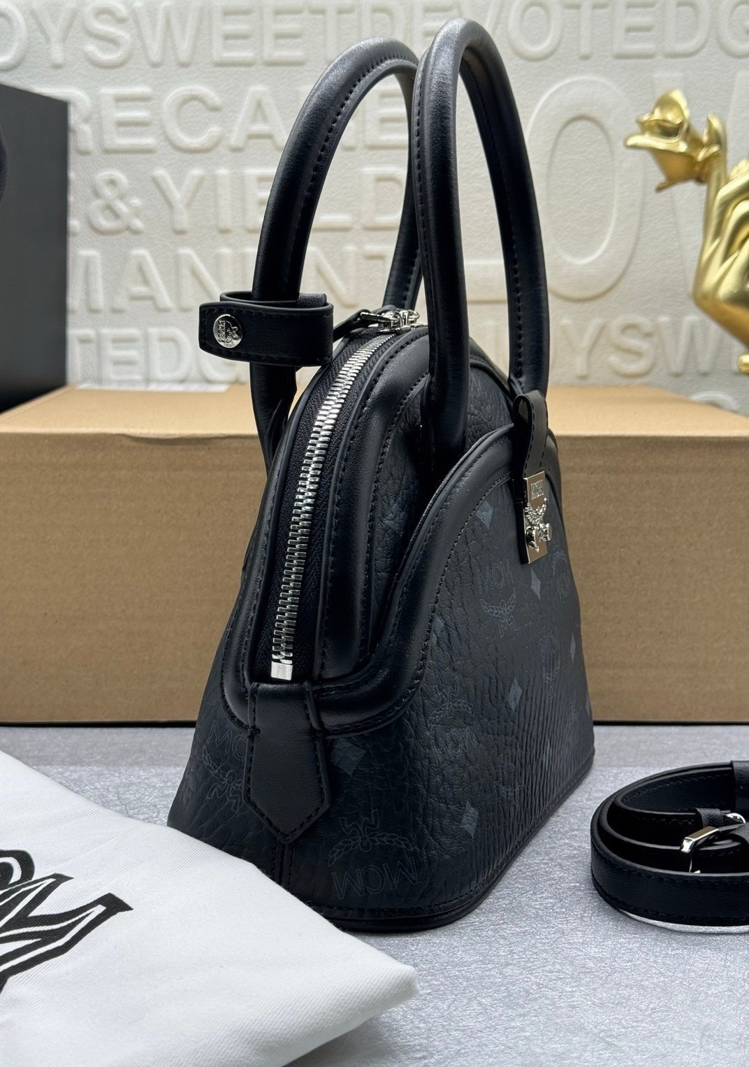 M.C.M TRACY TOTE IN VISETOS กระเป๋าถือ/สะพายข้าง ทรงยูนีคโดดเด่น น่าใช้ หูจับในตัว เกรดออริ สลับแท้ 1:1