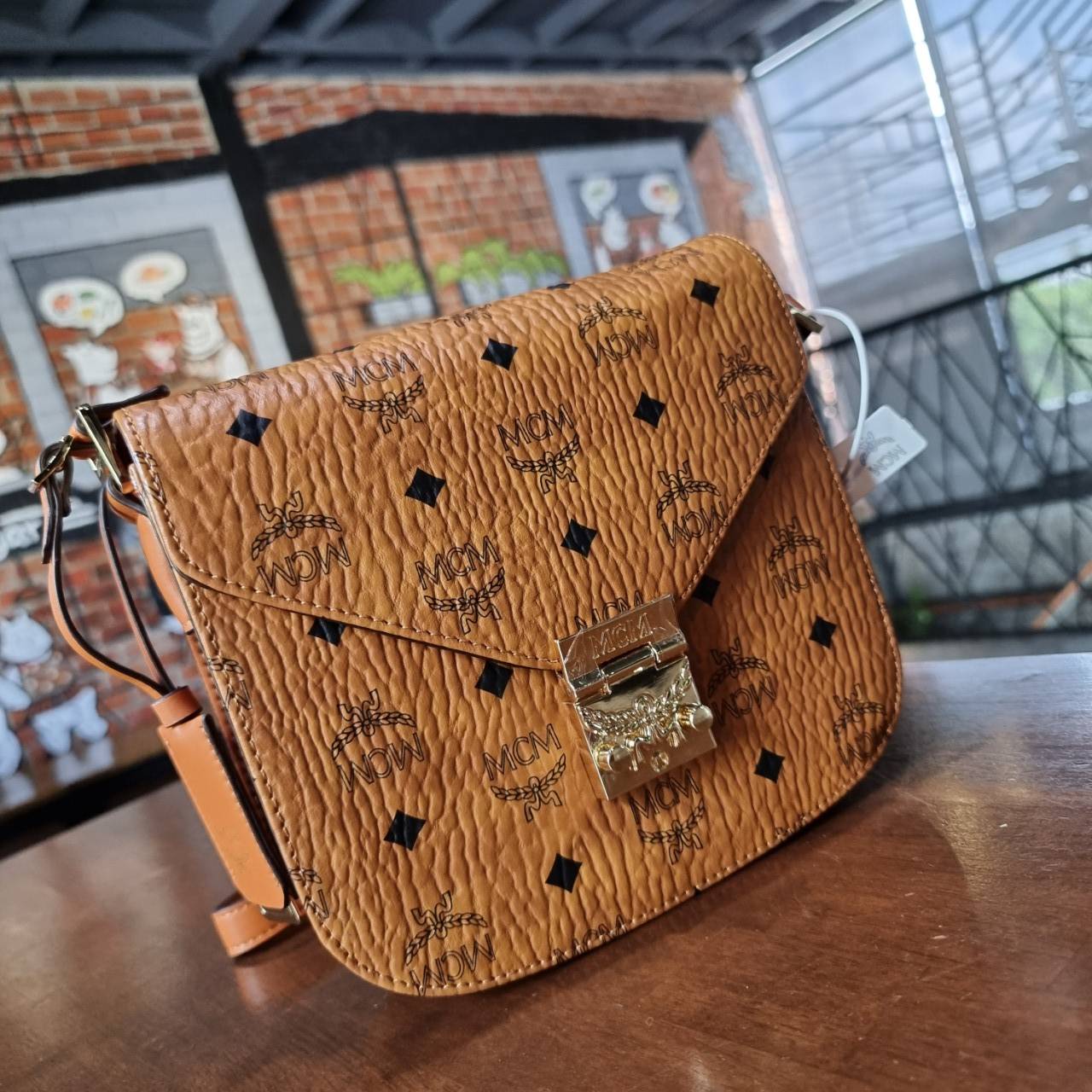 M.C.M PATRICIA SHOULDER BAG IN VISETOS กระเป๋าสะพายไหล่/ข้าง ดีไซน์ได้อย่างมีสไตล์ ดูมีสเน่ห์ด้วยทรงกระเป๋าที่โค้งบริเวณฐาน ให้ความรู้สึกนุ่มนวลมากขึ้น ใบนี้แมทช์ได้กับทุกลุค เท่ๆ casual หรูหรา หวานๆ ก็ทำให้โดดเด่นได้ด้วยไอเท็มนี้ วัสดุหนังแคนวาสคุณภาพดี 