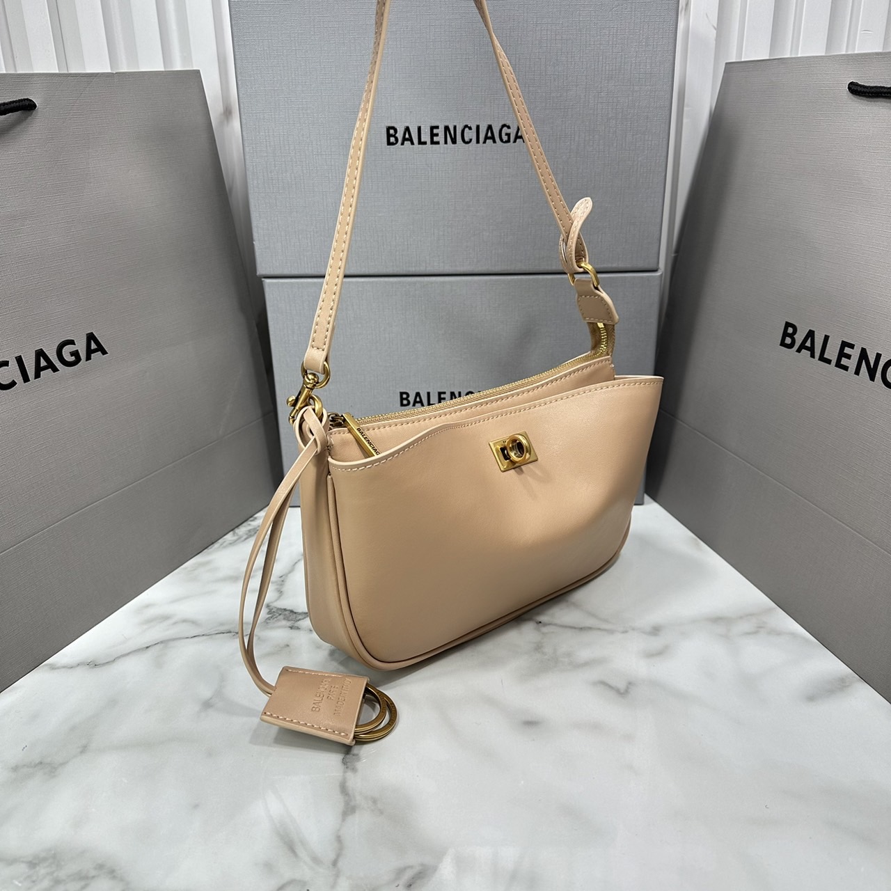 Balenciaga Rodeo Sling Pochette / Balenciaga shoulder leather bag 22cm กระเป๋าสะพายทรงพอชที่สุดของไฮแบรนด์สุดไอคอนิค ดีไซส์เรียบหรู สวยจับต้องได้ ถือหรือสะพายไหล่ได้เก๋มากๆ ถือออกงานก็ได้ลุคไฮแฟชั่นหรูๆ