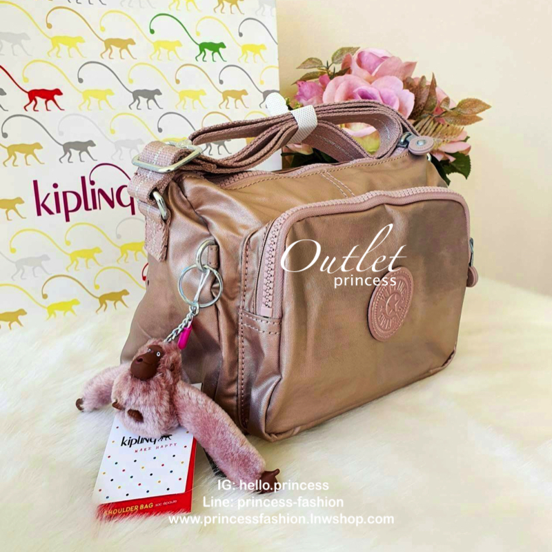 KIPLING RETH(K13549) กระเป๋าทรงสวยรุ่นยอดนิยม ขนาดกำลังดี มีช่องใส่ของหลากหลายช่องทำให้เก็บของได้เป็นสัดส่วน จุสัมภาระได้ดีเลยค่ะ สายสะพายปรับระดับสั้น-ยาวได้ สามารถสะพายพาดลำตัวได้นะคะ ห้ามพลาดเลยค่ารุ่นนี้