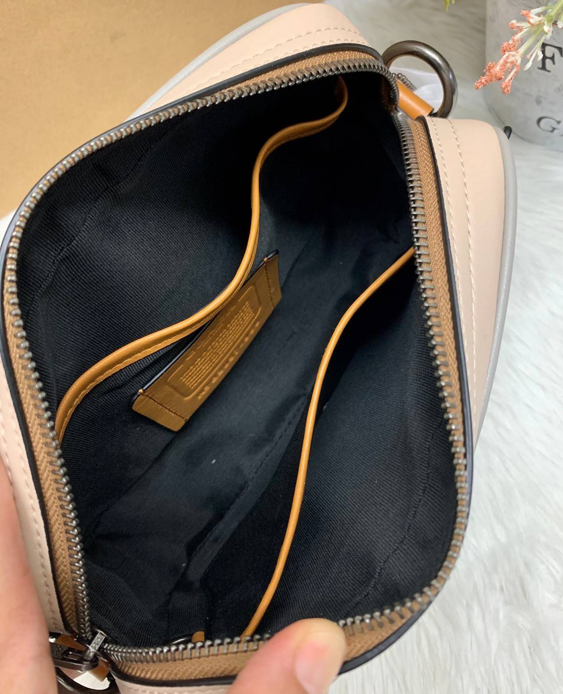 COACH ACADEMY CROSSBODY IN SIGNATURE WITH VARSITY ZIPPER ((768, 960)) พร้อมส่งที่ไทยอีกครั้ง! ได้ไปหลงรักแน่นอนค่ะ😘 กระเป๋าสะพายครอสบอดี้ร์ของคุณผู้ชาย((สาวหล่อใช้ก็สวยทีเดียว)) หนังแท้อย่างดี หนังนิ่มมือดีค่ะ