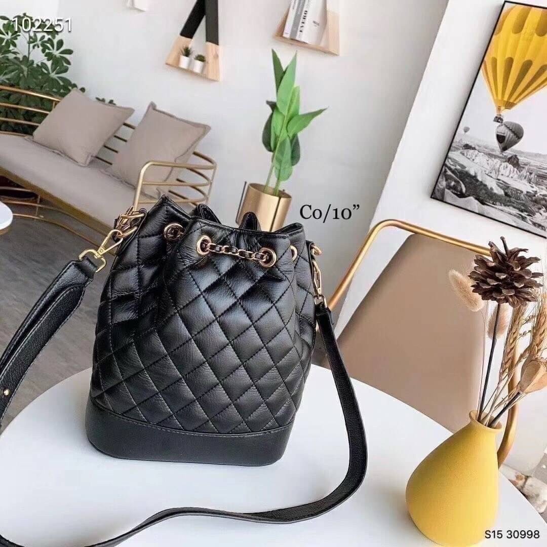 CHANEL Bucket Bag กระเป๋าสะพายทรงบัคเก็ตรุ่นลิมิเต็ด มี 2 แบบให้เลือก หนังเย็บลายตารางและลายริ้ว ตกแต่งโลโก้แบรนด์สวยหรูโดดเด่น ภายในโล่งกว้าง จุของได้เยอะ
