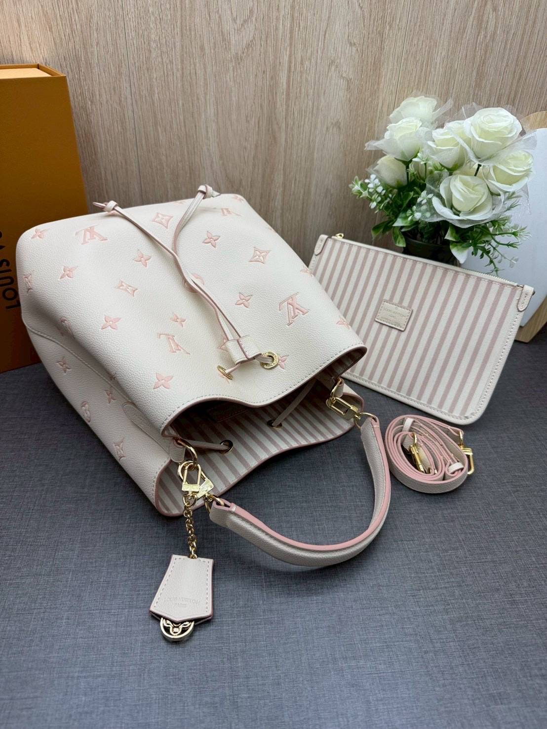 ORI หนังแท้ | LV NeoNoe MM Bucket bag Monogram Flower กระเป๋าสะพายทรงบัคเก็ต ลาย Monogram Flower โดดเด่นเพิ่มสไตล์ มีเสน่ห์ชวนหลงใหล