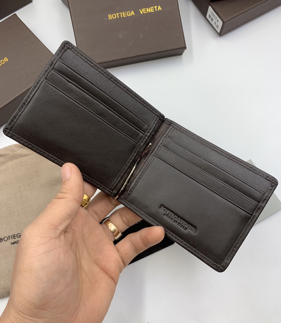หนังแท้ BOTTEGA VENETA MONEY CLIP WALLET / BV Wallet / BV Men's Wallet พร้อมส่งที่ไทย กระเป๋าสตางค์ใบสั้น รุ่นคลาสสิกพร้อมคลิบโลหะ ที่หยิบมาใช้งานได้บ่อยที่สุด งานหนังลูกวัวแท้ทั้งใบ ใช้ทนทานได้นาน ใช้ทนทา