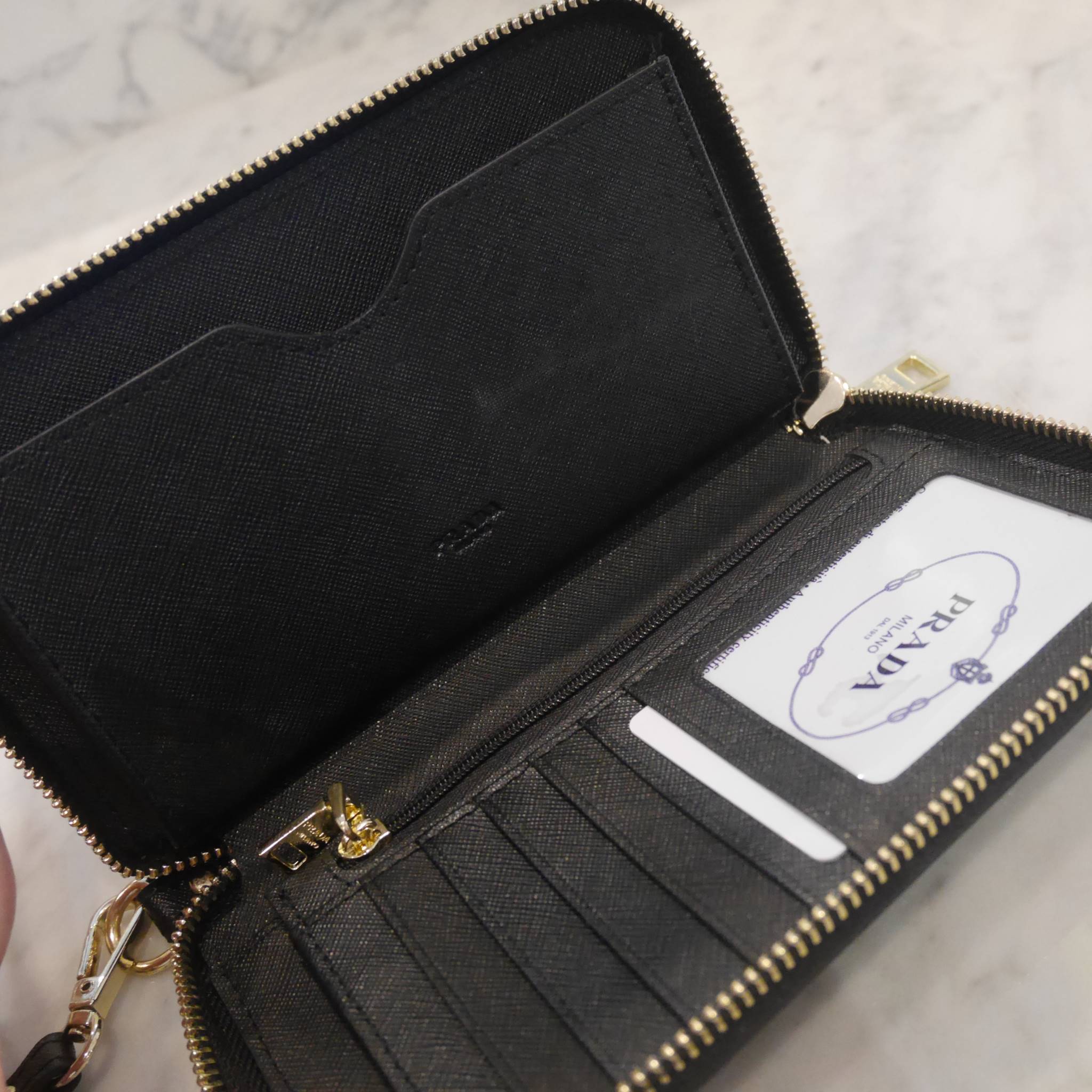 New arrival ! รุ่นที่รอคอย เข้าแล้วค้า กับ Prada Wallet Saffiano กระเป๋าสตางค์ซิปรอบ รับทรัพย์ **พร้อมสายคล้องมือ เปิดปิดด้วยซิป อะไหล่ทอง ปั้มแบรนด์ ทั้งใบ **จุดเด่น มีช่องใส่มือถือ ได้ถึง iphone7+ ใส่บัตรได้หลายช่อง ด้านในมีช่องซิปแยกอีก1ช่อง แถมยังมี ช